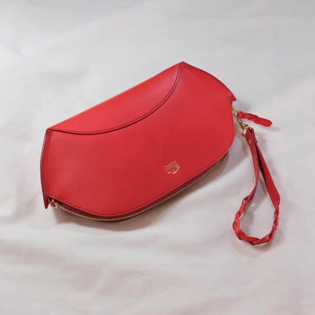 育てる革小物 ma-sa/マーサさんのインスタグラム写真 - (育てる革小物 ma-sa/マーサInstagram)「発送の品 #クラッチバッグ  #赤 #中はグレー #ラクッラシリーズ  #メガネケース #コバルト #中はオレンジ #ニシカバッグ #ハンシカサコッシュ #発送しました  #2月」2月25日 20時21分 - leather_ma_sa