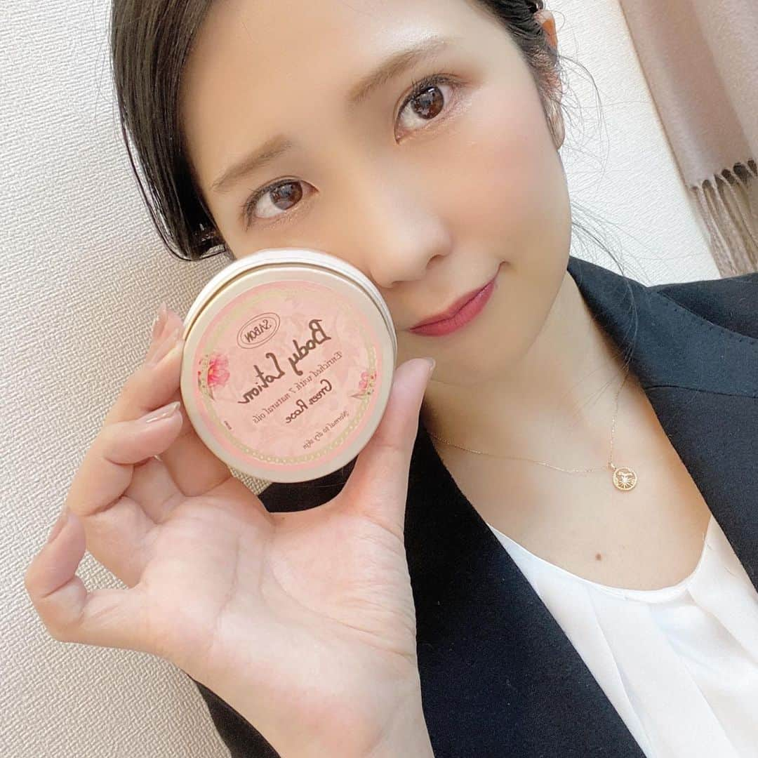 藍澤慶子のインスタグラム：「最近お気に入りの香りは #sabon の #greenrose シリーズ！！コロンもボディーローションも、ハンドクリームもこれ♡ローズほど甘くなく、さっぱりしてて私はめちゃ好み❤️ #女優も自画撮り #actress #model #japanese #japanesewoman #ボディーローション #ハンドクリーム #サボン #プレゼント #ありがとう」