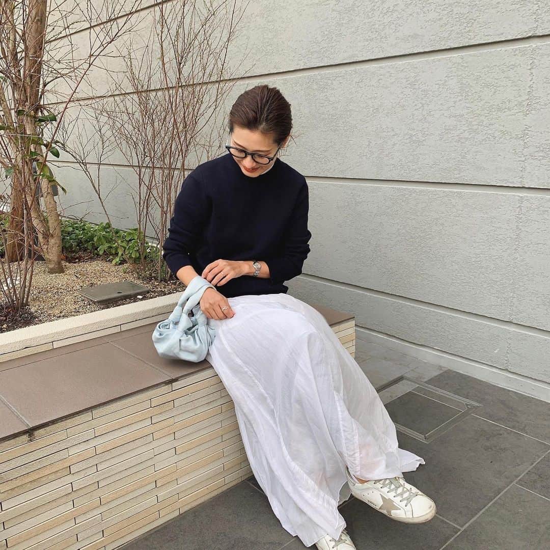 Hiromi Ｍaedaのインスタグラム：「暖かくなったり寒くなったりで着る服に迷う😂 ・ ・ 最近、topsはUNIQLO率が高め🙌 ・ ・ ・ tops #uniqlo skirt #cpshades bag #therow shoes #goldengoose」