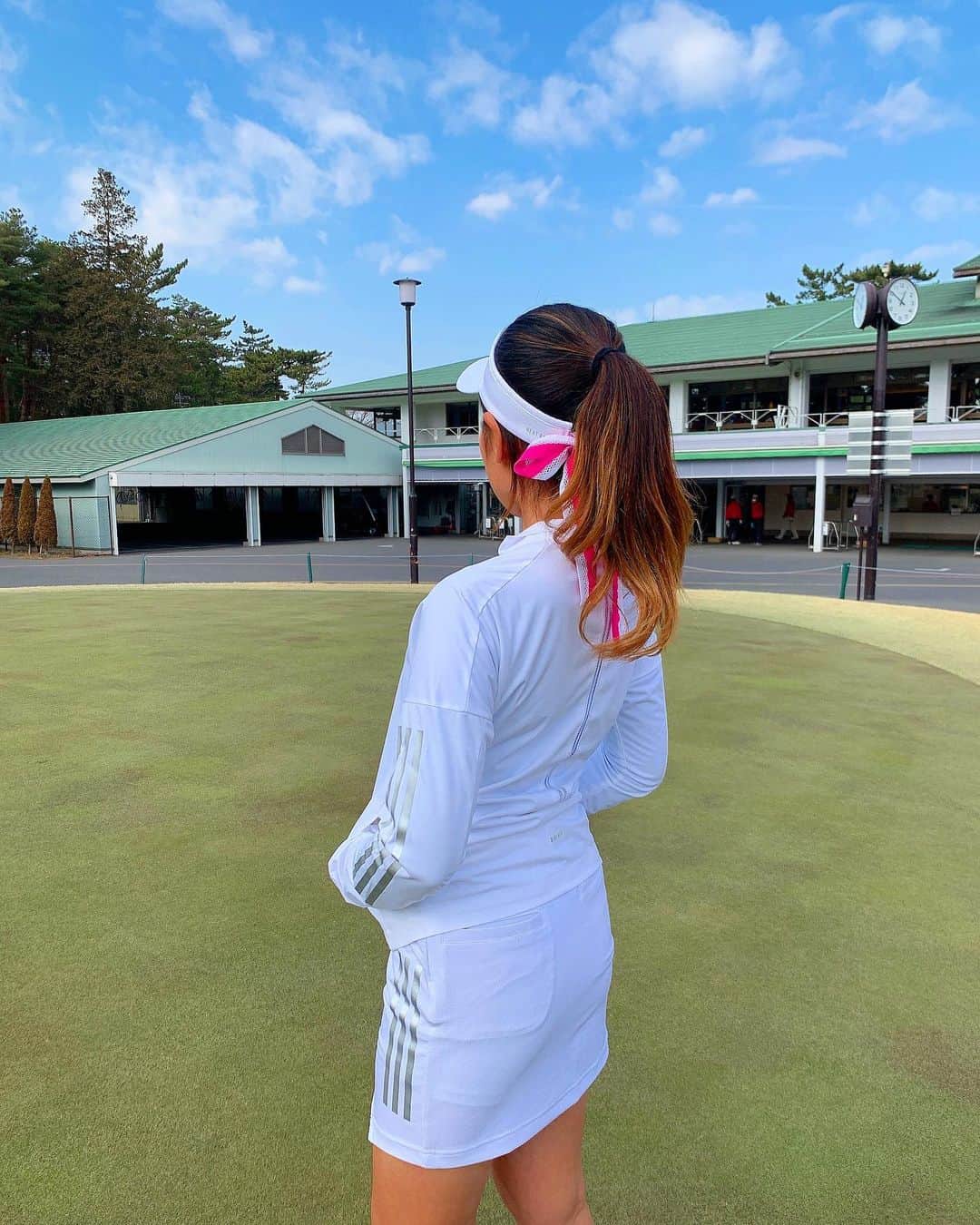 MINAMIさんのインスタグラム写真 - (MINAMIInstagram)「ストーリー載せたらたくさん褒めてもらえたバイザー💘 後ろにリボンがついててめっちゃ可愛い🎀 @adidasgolf の新作です😌　 この春たくさん着よ〜💓 .  #白金台女子ゴルフ部 #マネージャー #ゴルフ #ゴルフ女子 #ゴルフ男子 #ゴルフ部 #ゴルフ初心者 #スポーツ女子 #スイング動画  #ゴルフスイング #スイング #ゴルフ場 #golf #golfing #golfer #golfwear #ゴルフウェア #ゴルフコーデ #BALDO #골프 #골프여자 #高尔夫  #instagolf #ゴルフ好きな人と繋がりたい」2月25日 20時24分 - minamii_golf