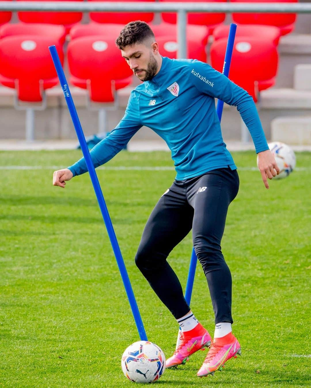 アスレティック・ビルバオさんのインスタグラム写真 - (アスレティック・ビルバオInstagram)「⚽ Último entrenamiento de los leones antes de enfrentarse mañana al @levanteud / Lehoien azkeneko lan saioa biharko #LevanteAthletic partidaren aurretik (ostirala, 21:00etan)  #AthleticClub 🦁」2月25日 20時27分 - athleticclub