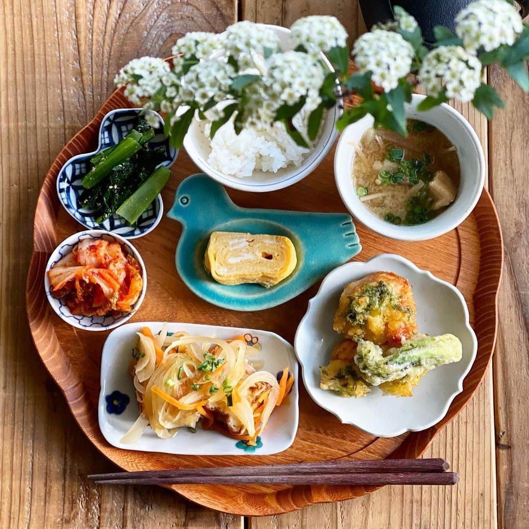 Atsukoのインスタグラム：「今日の朝ごはん 2021.02.25  厚揚げ南蛮漬け とり天とタラの芽天 卵焼き キムチ 小松菜胡麻和え 大根と豆腐の南蛮漬け  今日の朝ごはん。 お弁当もほぼ同じ内容でいれました。  今日は仕事混んだー😂 木曜日は比較的空いてる日の予定が残業まで😭 でも帰りにかわいこちゃんと飲んで帰りました✨残業もたまにはいいね😋」