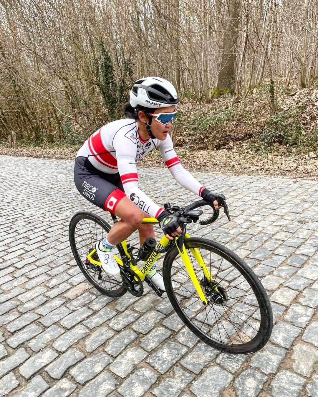 與那嶺恵理のインスタグラム：「CLASSIC 🇧🇪 is COMING 🔥  . . -@omloophetnieuwsbladofficial on Saturday/ 27th Feb  -#LeSamyn on Tuesday / 2nd March  . . New look🌟, New teammates 💙&staffs 💚 of @teamtibco_siliconvalleybank  And.... Pavé 🗿🗿 A bit nervous 😬 but exciting 🤘🏻 . . #今日のエリさん　#teamtibcosiliconvalleybank #rudyproject #ridecannondale #cannondalewomen #supersixevo #prologo #volerapparel #ShimanoWomen」