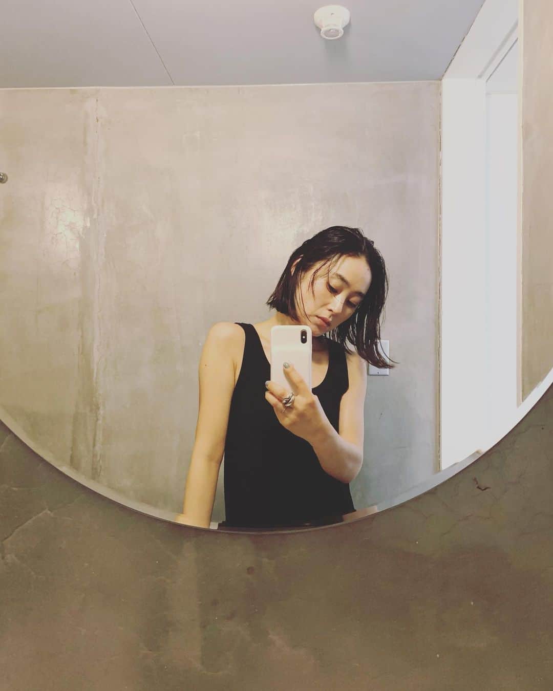 のインスタグラム：「賑やかな昨晩に比べて静かなまったりした夜🌙 alunaのリブシリーズが使えすぎて早くお届けしたいという気持ちが日々込み上げる〜」