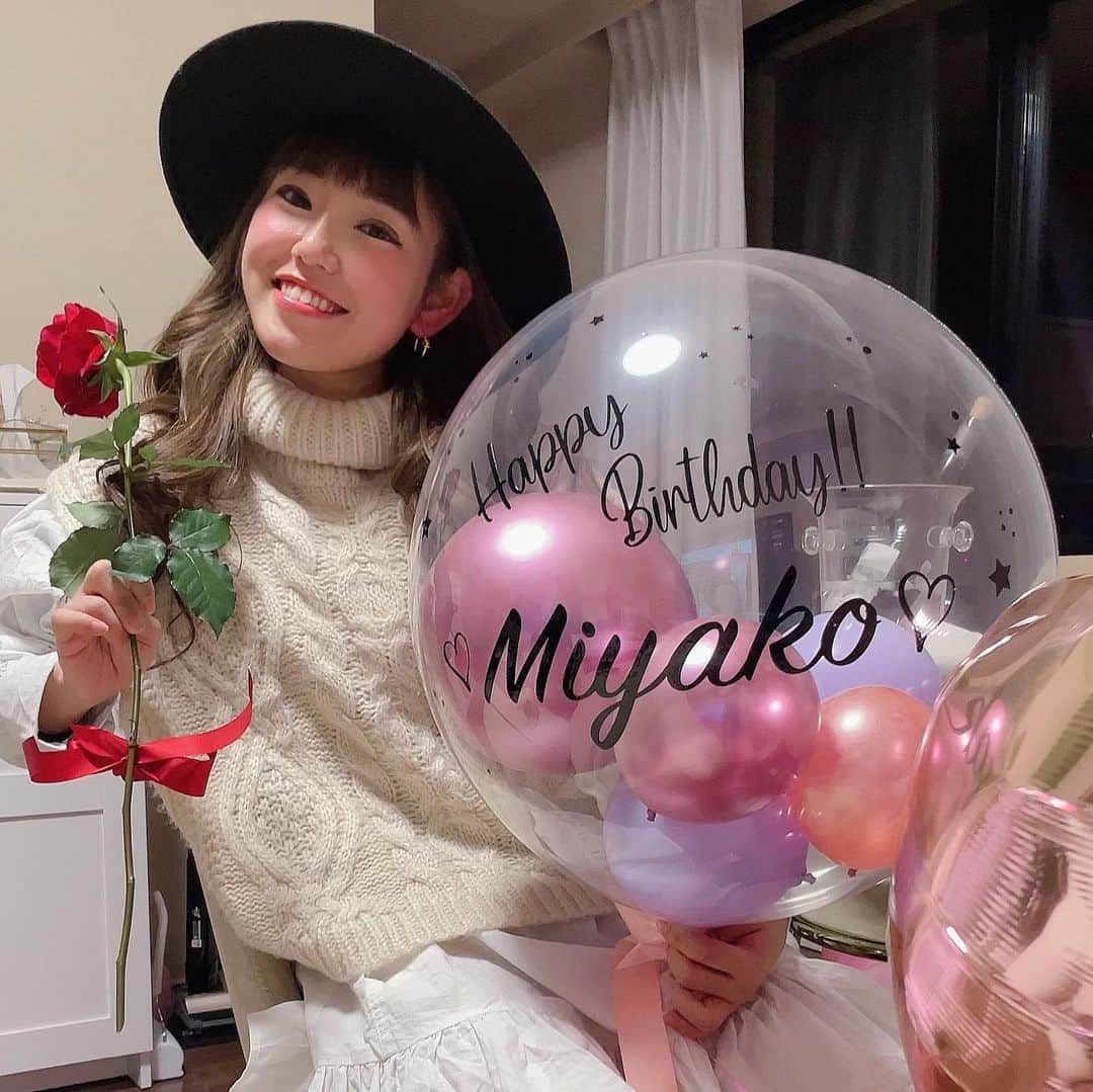 MIYAKOのインスタグラム：「. みんながお誕生日会してくれた時 名前入のバルーン用意してくれた🥳💓 . こんなの初めてだった💓💓💓 可愛かった🥺 . #birthday#surprise#balloon#Thankyou#誕生日#名前入バルーン#バルーン#🎈」