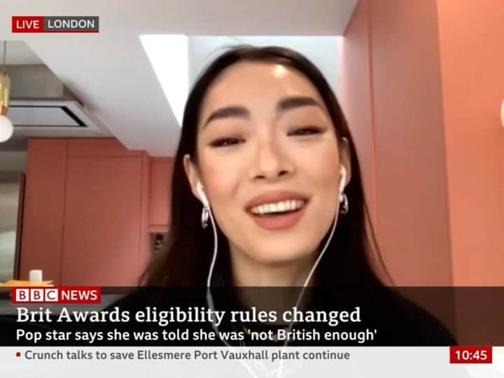 リナ・サワヤマのインスタグラム：「LIVE TV WAS TERRIFYING thank u @bbcnews ❤️ u can watch the whole thing on iPlayer. Thank u again pixels for your immense voice and juicy big powerful brains in getting the rules changed !!!!!!」