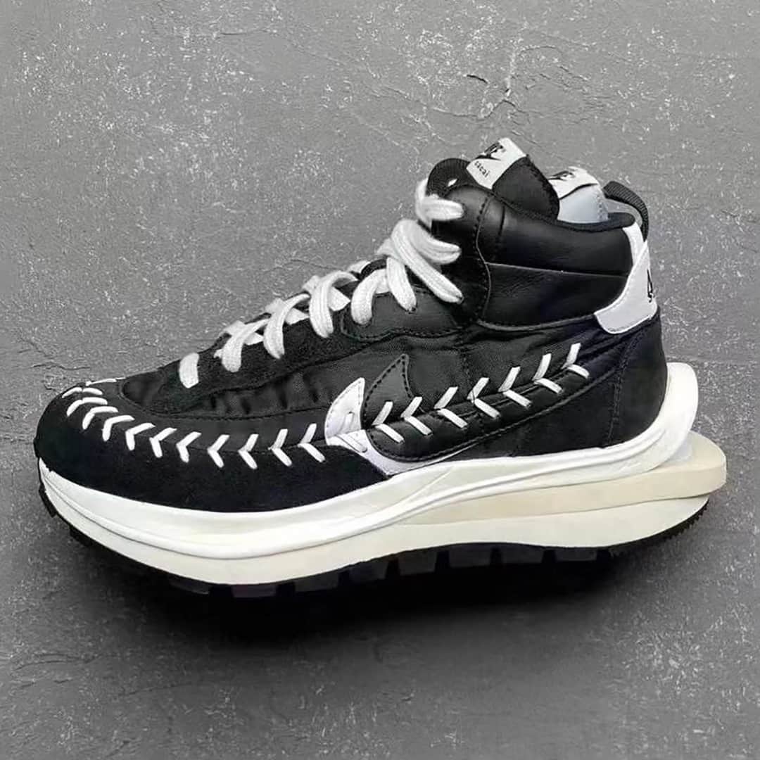 のインスタグラム：「@hypebeastkicks: The @jpgaultierofficial x @sacaiofficial @nike LDVaporwaffle Mix is expected to release sometime this fall for a price of $180 USD. Continuing the hybrid design from previous releases, the upcoming model is set to debut in two colorways of “Black/Black-White” and “Semi-Blue-Void White.” Stay tuned for the exact drop date and official images. ⁠ Photo: @sneakerjamz_new」
