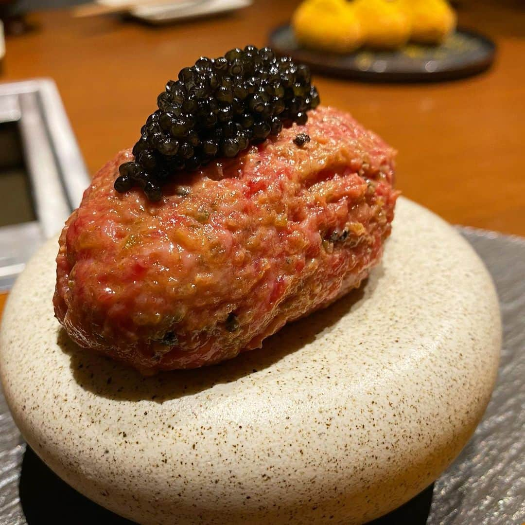 東京肉レポートさんのインスタグラム写真 - (東京肉レポートInstagram)「ユッケから始まる焼肉っていいよね😚この日は10,000円コースにしてみました！  価格帯：7,000〜13,000円 オススメメニュー：ブーケサラダ、カニクリームコロッケ  My first visit to newly opened branch of “Ushigoro” !  #うしごろ #表参道 #表参道グルメ #焼肉 #肉 #和牛 #牛 #グルメ #東京肉レポート #肉レポ #ushigoro #omotesando #wagyu #beef #instafood #food #foodie #barbecue #bbq #tokyo #tokyo_wagyu_report」2月25日 20時40分 - tokyo_wagyu_report