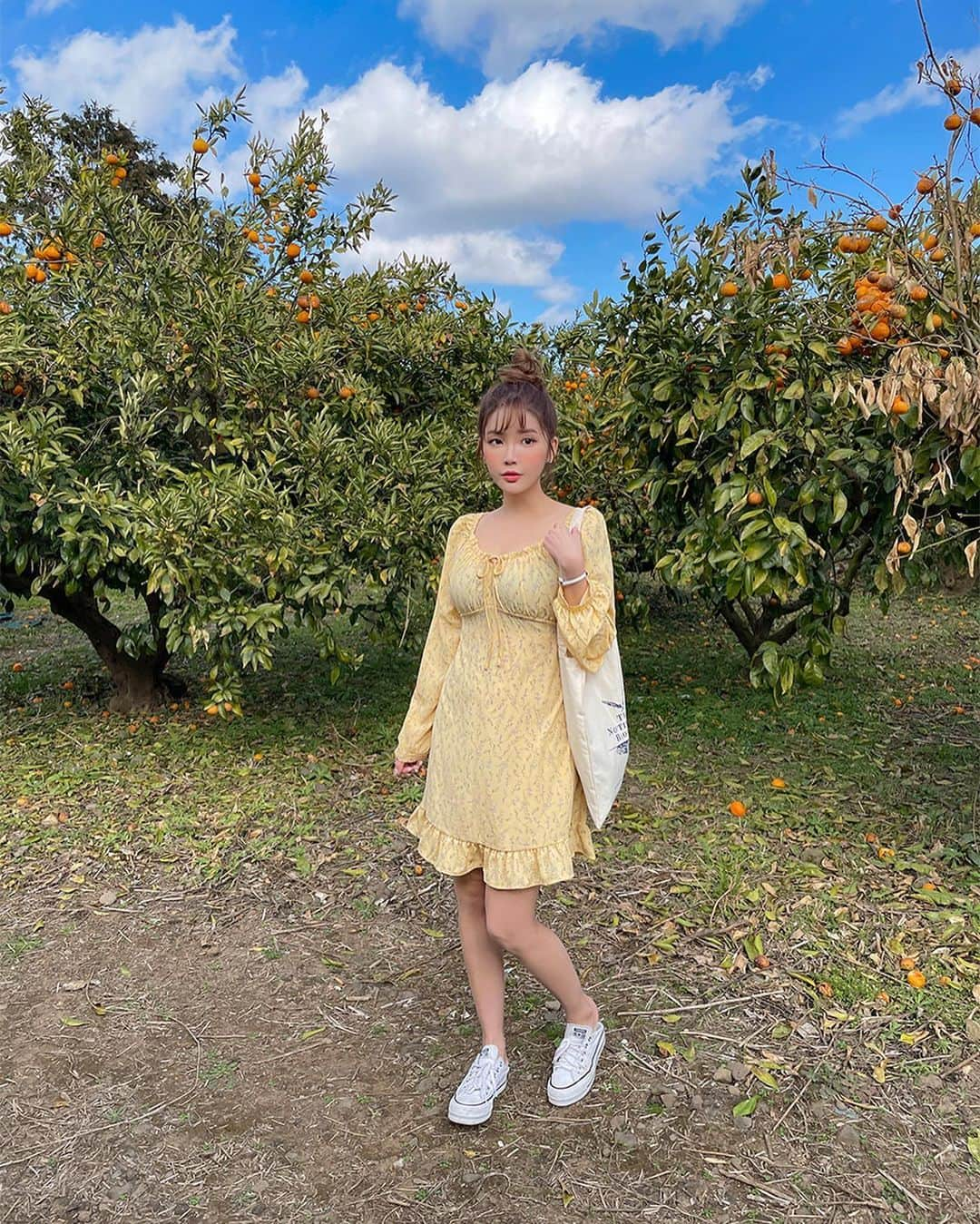 Chuuさんのインスタグラム写真 - (ChuuInstagram)「봄이 왔네 봄이 왔어🌿💛 화사한 컬러와 플라워 패턴으로 예쁨이 돋보이는 원피스에요! 어깨라인 밴딩으로 오프숄더로도 착용 가능한 미니 원피스❤️  #chuu#츄#chuu_in_jeju #lovely_daily_look_chuu」2月25日 20時32分 - chuu_official