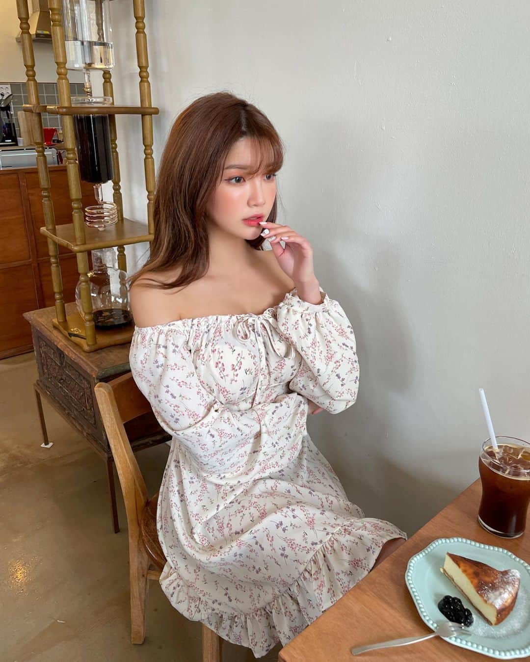 Chuuのインスタグラム：「봄이 왔네 봄이 왔어🌿💛 화사한 컬러와 플라워 패턴으로 예쁨이 돋보이는 원피스에요! 어깨라인 밴딩으로 오프숄더로도 착용 가능한 미니 원피스❤️  #chuu#츄#chuu_in_jeju #lovely_daily_look_chuu」