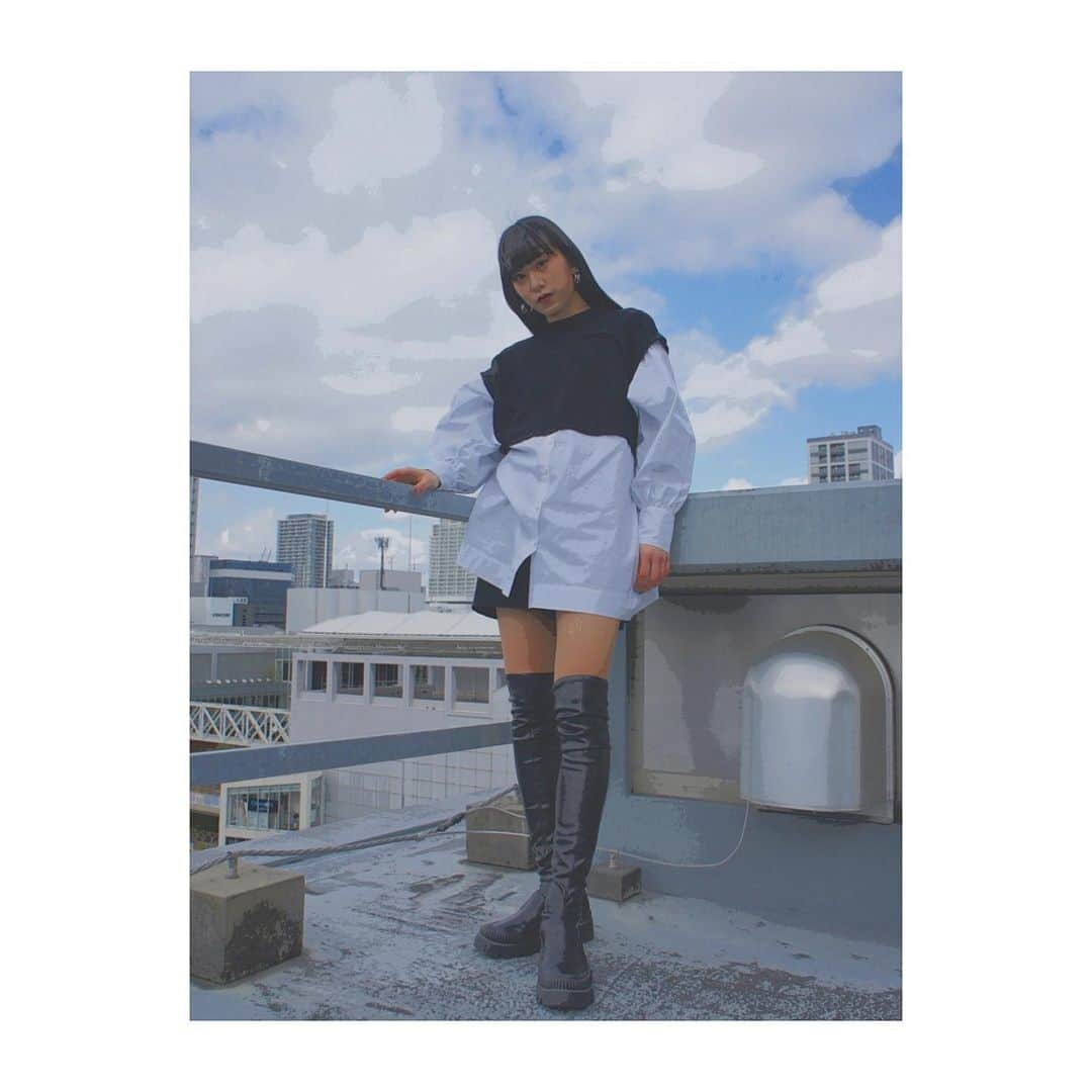 YURINAのインスタグラム：「・﻿ 🖤🤍🖤🤍🖤﻿ ﻿ 📸 コミック風エフェクト﻿ ﻿ ﻿ ﻿ ﻿ 今日は今週末のリリース予約イベントに向けて美容院へ💇🏻‍♀️﻿ ﻿ ﻿ ﻿ ﻿ メンバーにも何色に染めるん？と言われますが、、、﻿ ﻿ ﻿ 黒以外なにがあるんや！って言ってます(笑)﻿ ﻿ ﻿ もう十分黒色やけど、、、とも言われますが﻿ 赤みが出るのが嫌なので、毎回赤みを消して﻿ ブルーブラックカラーに染めてもらいます🖤﻿ ﻿ ﻿ ﻿ ﻿ ﻿ ﻿ あと3回寝たら皆さんにお会いできますね☺︎﻿ ﻿ ﻿ ﻿ ﻿ #オリックス #Bs2021 #BsGirls﻿ #baseball #プロ野球 #ORIX #avex﻿ #オリックスバファローズ #野球女子﻿ #野球好きと繋がりたい #京セラドーム大阪﻿ #オリックス女子 #インスタ野球女子﻿ #yurina_359  #BsGirls2021 #performer﻿ #dance #全力パフォーマンス #黒髪ストレート﻿ #黒髪ポニーテール #高身長女子 #筋トレ女子﻿ #ブルーブラック #撮影データ #モノクロコーデ  #followme #likeforlike #ootd #🖤」