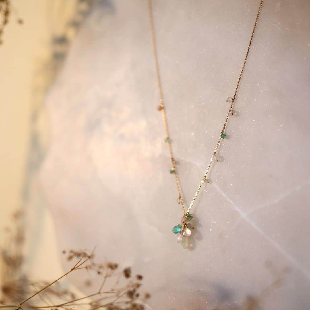 のインスタグラム：「Bright Emerald on Golden Threads ✨✨✨ gorgeous beaded necklace available on the Sweet Pea Archive Sale」