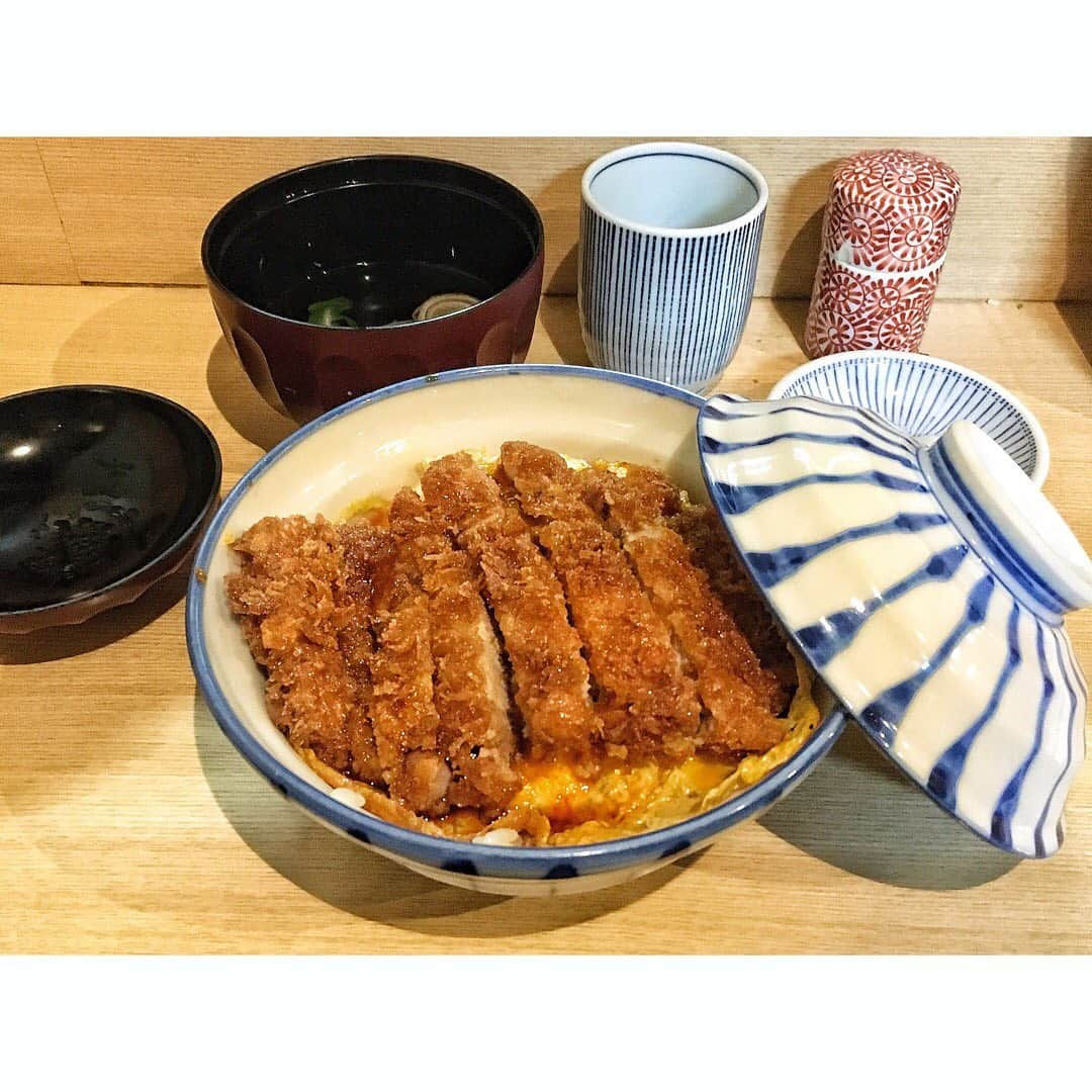 新井乃亜さんのインスタグラム写真 - (新井乃亜Instagram)「🍚 #かつどん屋瑞兆 ✨ 亜美ちゃんと念願の瑞兆😍❤️ 3回くらい挑戦したのに毎回閉まってたから、本当に念願😣 今回は、しっかり行列に並んでイン😗💕 とても美味しかった〜🥺✨ あと、亜美ちゃんお誕生日おめでとう😍❤️  #瑞兆カツ丼 #瑞兆 #瑞兆渋谷 #渋谷グルメ #渋谷カフェ  #渋谷ランチ #かつ丼 #カツ丼 #カツ丼部 #カツ丼大好き  #東京グルメ #東京カフェ #東京ランチ #東京カフェ巡り  #시부야카페 #시부야맛집 #도쿄카페 #도쿄맛집 #가츠동맛집 #도쿄여행 #동경여행 #도쿄맛집추천 #동경맛집 #도쿄생활」2月25日 20時37分 - noa__arai