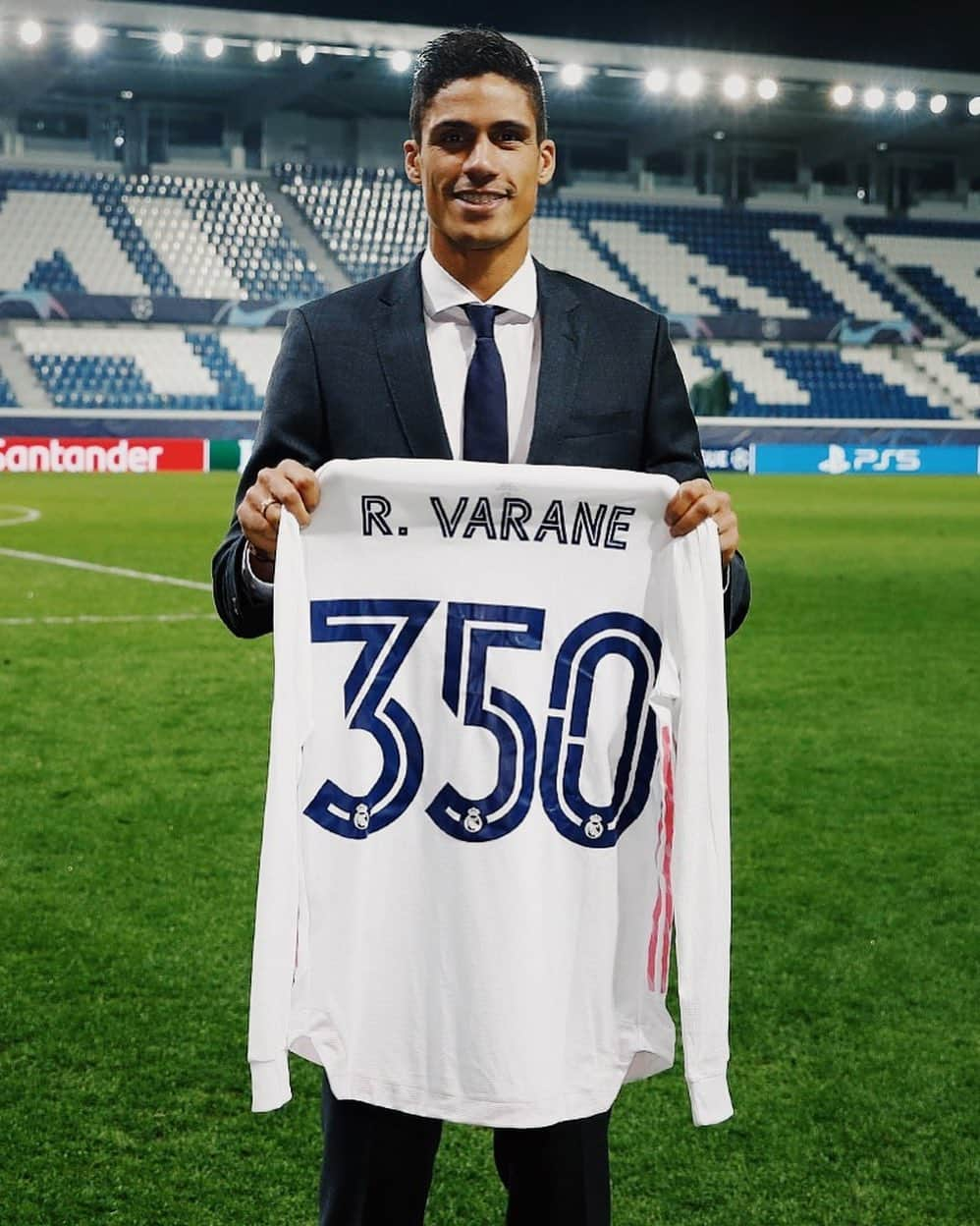 ラファエル・ヴァラーヌのインスタグラム：「350 matches as a Madridista ! A proud moment for me. Priceless memories with this club that will last a lifetime. 🤍 #HalaMadrid @realmadrid」