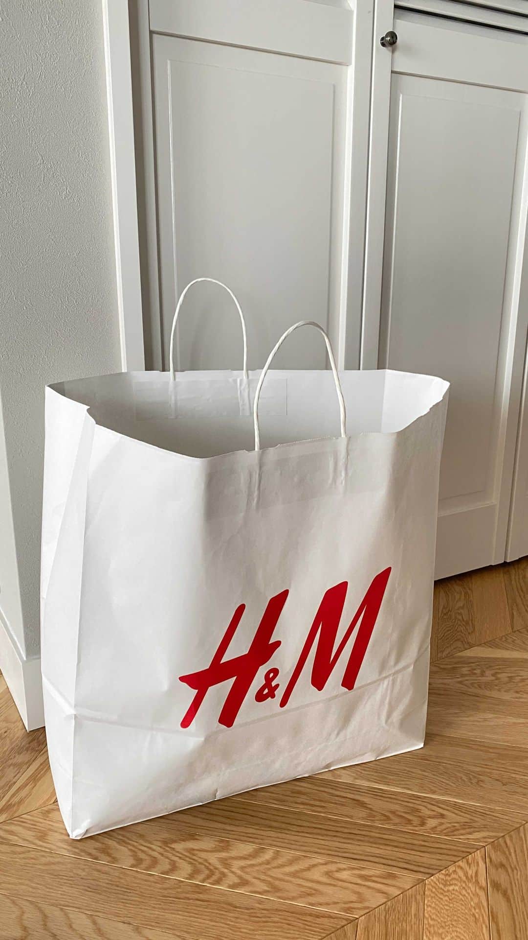 Keikooooooのインスタグラム：「昨日H&Mで買った春物です💙 初リールしてみました‼︎ 安いと思って、沢山購入してしちゃった🤭✨ 可愛すぎたスウェットワンピと、ストレートデニム。三色大人買いしてしまったボーダートップス等…買いすぎた🙀 #エイチアンドエム #春物新作 #えいちあんどえむ #hm #春物購入品#春コーデ#女の子ママ#ママコーデ」
