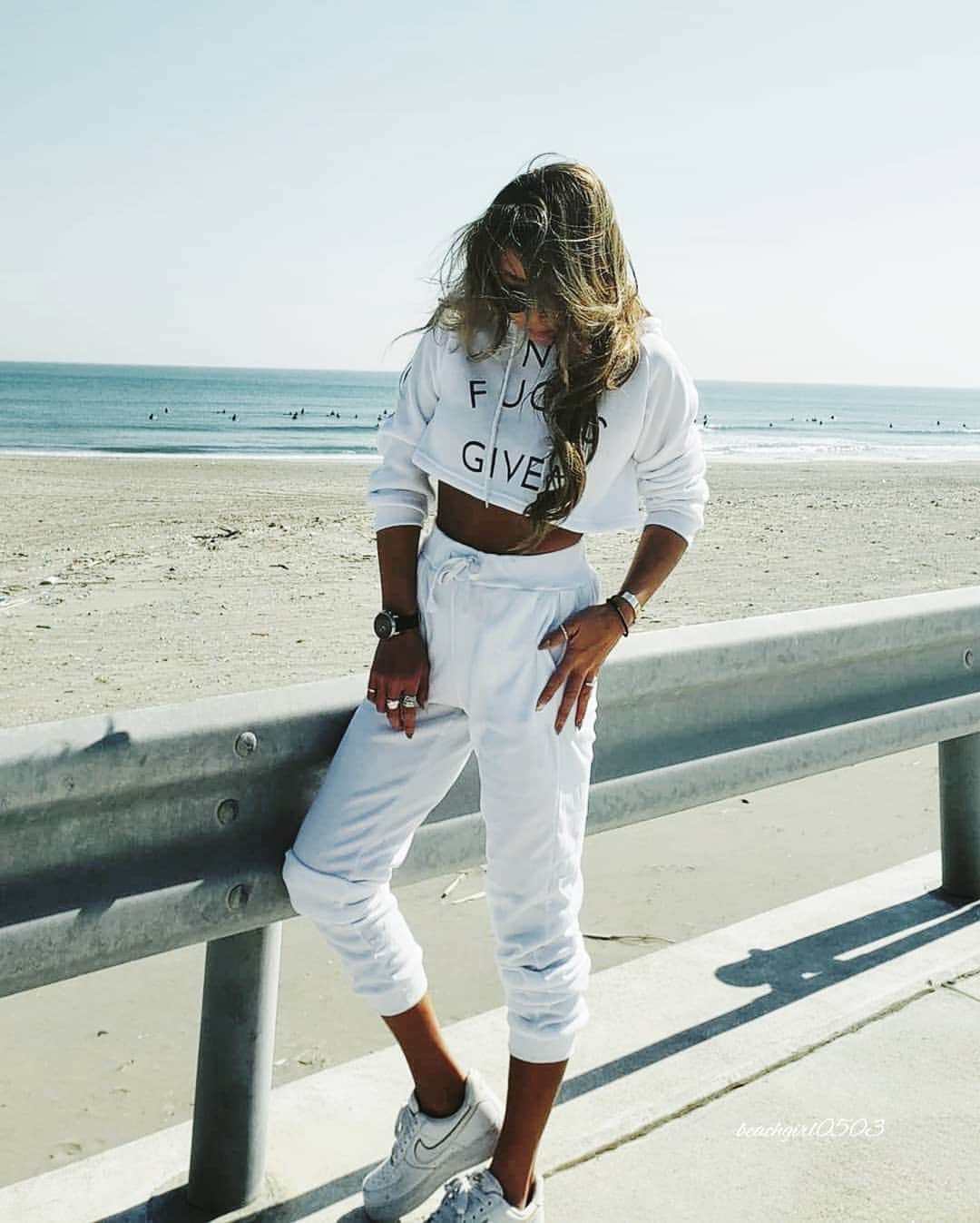 𝑵𝒐𝒓𝒊のインスタグラム：「. . . 𝚂𝚞𝚗, 𝙵𝚎𝚋𝚛𝚞𝚊𝚛𝚢 𝟸𝟷, 𝟸𝟶𝟸𝟷 今年初の海💙 風で髪が悲惨な事態になってるけども 載せちまう🤭 . . . 4月並の陽気になる予報って聞いたら 海に行かないわけにはいかないじゃんね😁 波ないから行かないって拒否られてたけど 何とか説得して連れて行ってもらった😂✌w . . . 季節外れのめっちゃポカポカ陽気で 最高だった休日❤ 海でのんびりする休日はやっぱえーな🎶 めっちゃ癒された✨ . . . .  📷そんな日のコーデ♡ 上下別のものだけど、セットアップっぽく 着てみたスウェットは上下合わせても ￥1,500くらい😂w めっちゃプチプラ🤭 . . . . #sea #beach #surf #surfgirl #coordinate #sweat #sneakers #nike #af1 #fashionstyle  #休日 #海 #ビーチ #サーフ #癒し #のんびり #海好きな人と繋がりたい #コーデ #カジュアル #プチプラ #コーディネート #大人カジュアル  #サールガール #スニーカー #スニーカー女子 #ナイキ #ファッション #外国人風 #スナップミー #海好き」