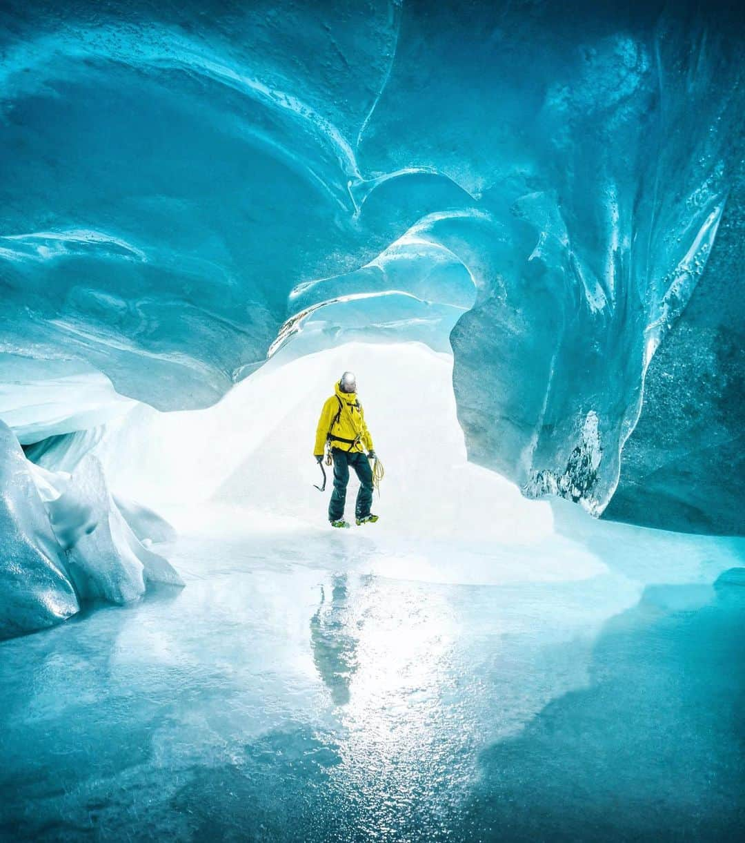 Canon Photographyさんのインスタグラム写真 - (Canon PhotographyInstagram)「Into another world ✨💎 Did you know Switzerland has locations like this? Scary or amazing?? Photography // @federico.sette Curated @ianharper   📍Engadin, Switzerland   #hellofrom #switzerland #engadin #icecave #glacier」2月25日 20時42分 - cpcollectives