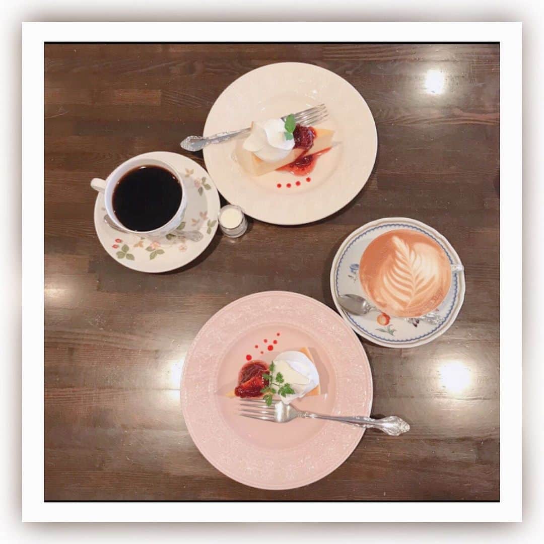 稲葉るりさんのインスタグラム写真 - (稲葉るりInstagram)「だいぶ前に行ったカフェ🍰☕️ お皿も素敵でお味もとっても美味しかったなぁ〜💭  #カフェ　#カフェ巡り　#チーズケーキ　#カフェすたぐらむ #可愛いカフェ　#カフェ巡り好きな人と繋がりたい」2月25日 20時42分 - make_up_yuka
