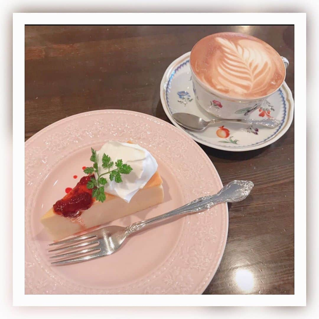 稲葉るりさんのインスタグラム写真 - (稲葉るりInstagram)「だいぶ前に行ったカフェ🍰☕️ お皿も素敵でお味もとっても美味しかったなぁ〜💭  #カフェ　#カフェ巡り　#チーズケーキ　#カフェすたぐらむ #可愛いカフェ　#カフェ巡り好きな人と繋がりたい」2月25日 20時42分 - make_up_yuka