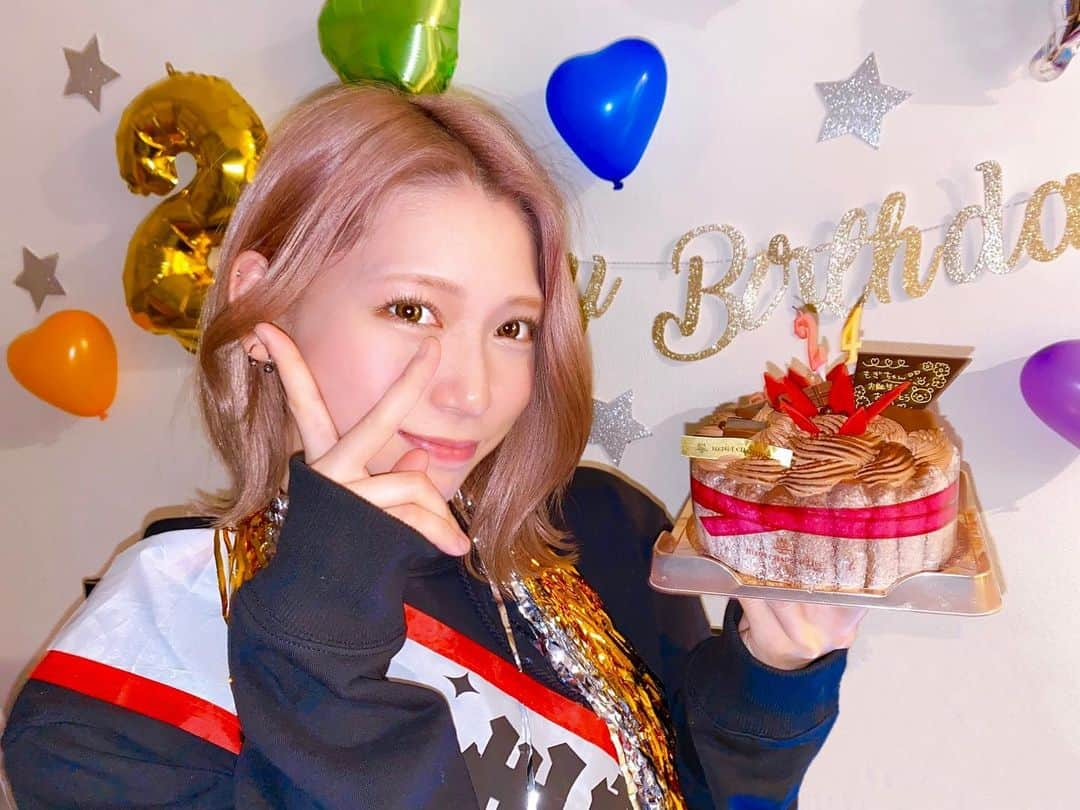 茂木忍のインスタグラム：「24歳になりました！🎂」