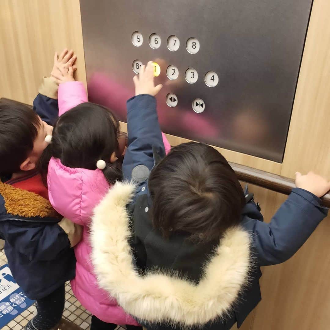 宮下ともみさんのインスタグラム写真 - (宮下ともみInstagram)「エレベーターボタンの取り合い🤣姫の勝利👏  #幼馴染 #仲良し3人組」2月25日 20時43分 - tomomimiyashita_official