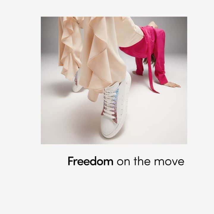 バルディニーニのインスタグラム：「Freedom on the move: we make comfort tangible. Our footwear is designed to give you the ultimate freedom of going your way and being yourself. #BaldininiIcons」