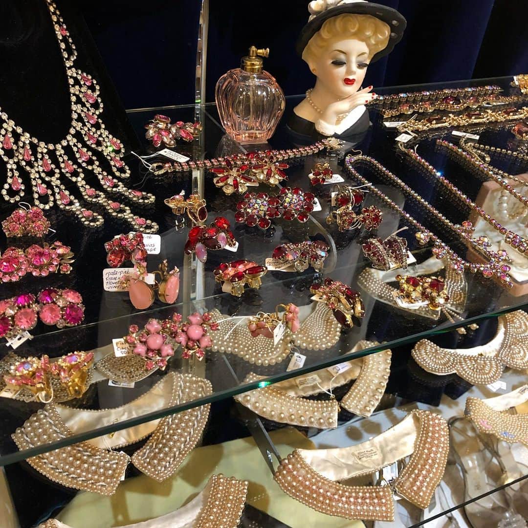 NUTTY Vintage&Collectibleのインスタグラム：「💐Formal Fair 2021💐  まだまだ開催中です♡ 改装し華やかになったウエディング&フォーマルコーナー  卒業式や入学式のアイテムも 沢山見に来て頂いております☺️ お探しの際は、是非ご相談下さい＊  ONLINE STOREおよびその他通販では ¥10000以上お買い上げで送料無料！ ご自宅でのショッピングにご活用下さい♡  ---------------------------------------------------- 💐Formal Fair 2021💐1/18(mon)~ ☑︎ヴィンテージジュエリーALL10%OFF  🚌送料無料🚌1/15(fri)~ ☑︎VINTAGE ONLINE STORE ¥10000以上 ☑︎SELECT BOUTIQUE ONLINE STORE ¥5000以上 お買い上げで全国一律送料無料！ （※ONLINE STORE/その他通販全て対象） ----------------------------------------------------」