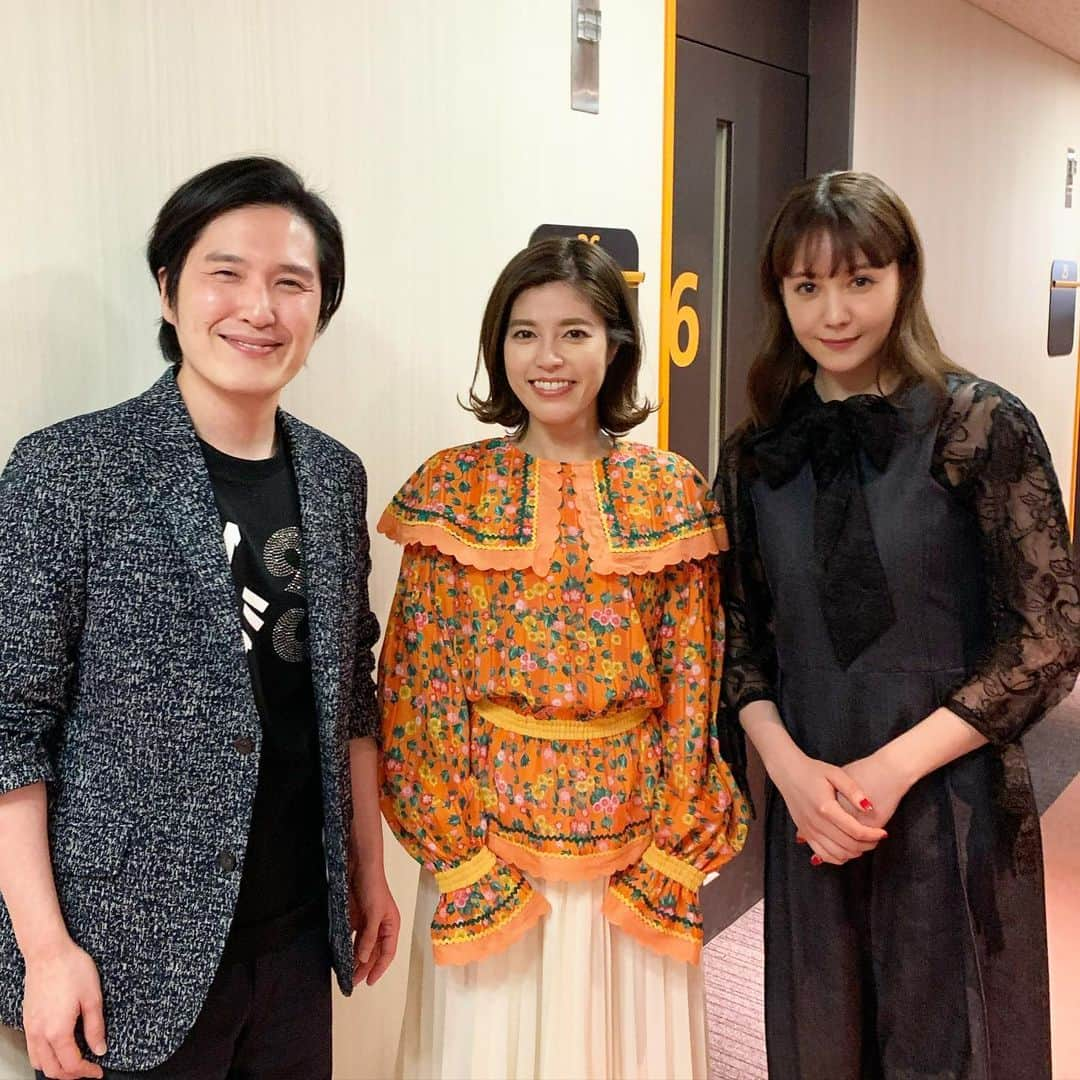 神田愛花さんのインスタグラム写真 - (神田愛花Instagram)「明日夜9時55分〜フジテレビ『ダウンタウンなう』の＂人志松本の酒のツマミになる話＂に出演しています🍺💕 酔っ払って出演しても良い番組…大好きだーー❤️❤️❤️ この日は他にお仕事が無かったので、家を出発する前にビールを１缶空けてから参戦しました🍻🥂 酔っているから…というのを良い事に、見事にハチャメチャ😂😂 共演者の皆さん＆スタッフの皆さん、まことにスイマメーーン❗️❗️❗️  #フジテレビ #ダウンタウンなう #酒のツマミになる話 #清塚信也 さん #顔真っ赤🤣 #トリンドル玲奈 ちゃん #飲む姿初見😍 #皆さんに助けられ #楽しい時間だったー #是非ご覧下さい #私は見るのが怖い #神田愛花」2月25日 20時45分 - aikakanda