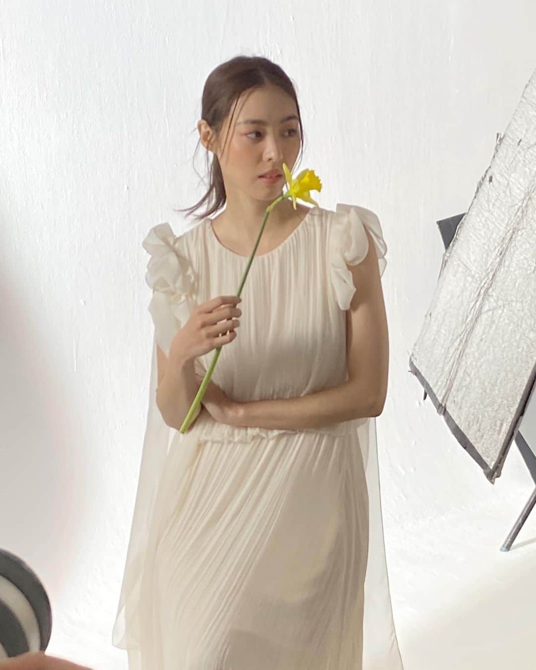 イ・ヨニのインスタグラム：「#THREE 🌷촬영중」