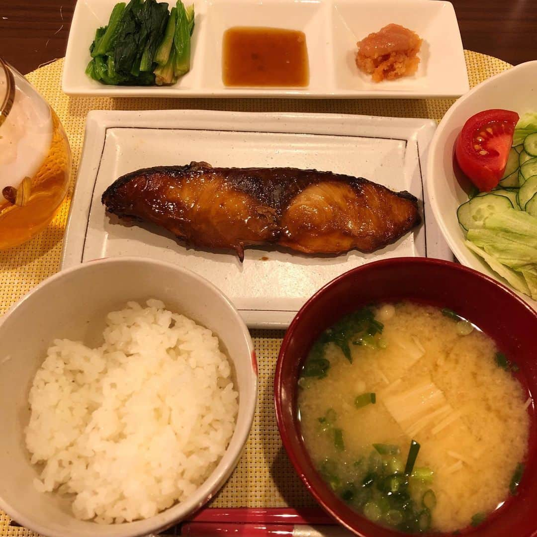 南條早紀さんのインスタグラム写真 - (南條早紀Instagram)「THE 和食🇯🇵 . ごはんとおみそ汁とおさかながあれば もうごちそうですよね。 シンプルな夕飯☺️ . . ブリの照り焼きは生魚に味付きのものが お安くなってて買っちゃったんだけど（笑）、 オーブントースター5分くらい予熱 ↓ アルミホイルにちょっと油垂らして 伸ばしたところにブリ乗せて、 予熱し終えたオーブントースターで 5〜10分焼いたら簡単に焼けてよかった🐟 . . 味付きのお魚ってフライパンだと焦げ付くし グリル使うと洗い物面倒だし🤫って 思っていたから嬉しい発見😆💕 . . 明太子は大九州展でゲットしたやつです🤤 . . Instagramにわざわざ載せるほどでもないんだけど、 こういう普通のご飯ってホッとするよな🕊 ということで😌 . . #富山県 #富山市 #富山 #とやま #toyama #おうちごはん #お家ごはん #和食 #ブリの照り焼き#焼き魚 #オーブントースター #簡単調理 #手抜きごはん #料理 #料理記録 #ベーシック #普通のごはん #映えないご飯 #だがそれがいい #日本人でよかった #ご飯 #味噌汁 #明太子 #魚料理 #魚好き #おいしい #アナウンサー #南條早紀 #なんじょうのにちじょう #平和」2月25日 20時48分 - nanjo_saki