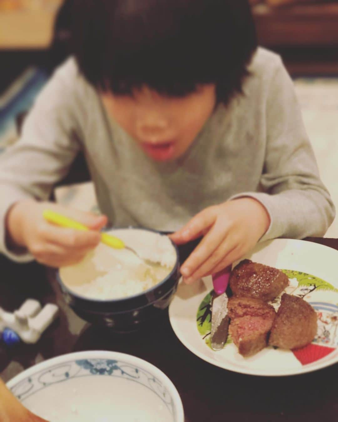 萩野志保子さんのインスタグラム写真 - (萩野志保子Instagram)「昨日の晩ご飯。 絵本に出てくる雛鳥みたいに待っているから🐥 盛り付けも何も 調理からの直出し😂 これを2巡。 毎日つけている絵日記も 出っ放し🐾 #ハンバーグ #初もの  の #ホワイトアスパラ  #ホワイトアスパラガス #蒸しカリフラワー #白い #野菜 #土鍋ごはん  #japanese #yummy #foodstagram #food #foods  #dinner #homecooking   #おうちごはん  きのうの #晩ごはん   #ワーママ #ワーキングマザー  #働くママ #子育て #男の子ママ #6歳 #ママグラム #子育てぐらむ #ママライフ #子育て日記 #アラフォーママ #アラフィフママ #年長さん」2月25日 20時57分 - shihoko_hagino