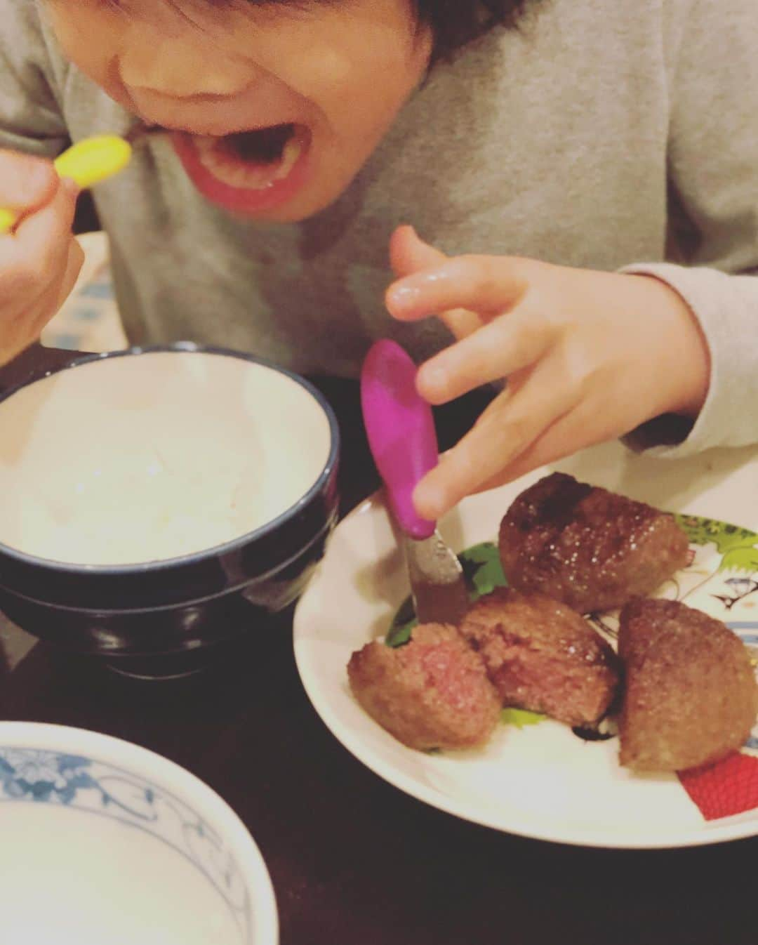 萩野志保子さんのインスタグラム写真 - (萩野志保子Instagram)「昨日の晩ご飯。 絵本に出てくる雛鳥みたいに待っているから🐥 盛り付けも何も 調理からの直出し😂 これを2巡。 毎日つけている絵日記も 出っ放し🐾 #ハンバーグ #初もの  の #ホワイトアスパラ  #ホワイトアスパラガス #蒸しカリフラワー #白い #野菜 #土鍋ごはん  #japanese #yummy #foodstagram #food #foods  #dinner #homecooking   #おうちごはん  きのうの #晩ごはん   #ワーママ #ワーキングマザー  #働くママ #子育て #男の子ママ #6歳 #ママグラム #子育てぐらむ #ママライフ #子育て日記 #アラフォーママ #アラフィフママ #年長さん」2月25日 20時57分 - shihoko_hagino