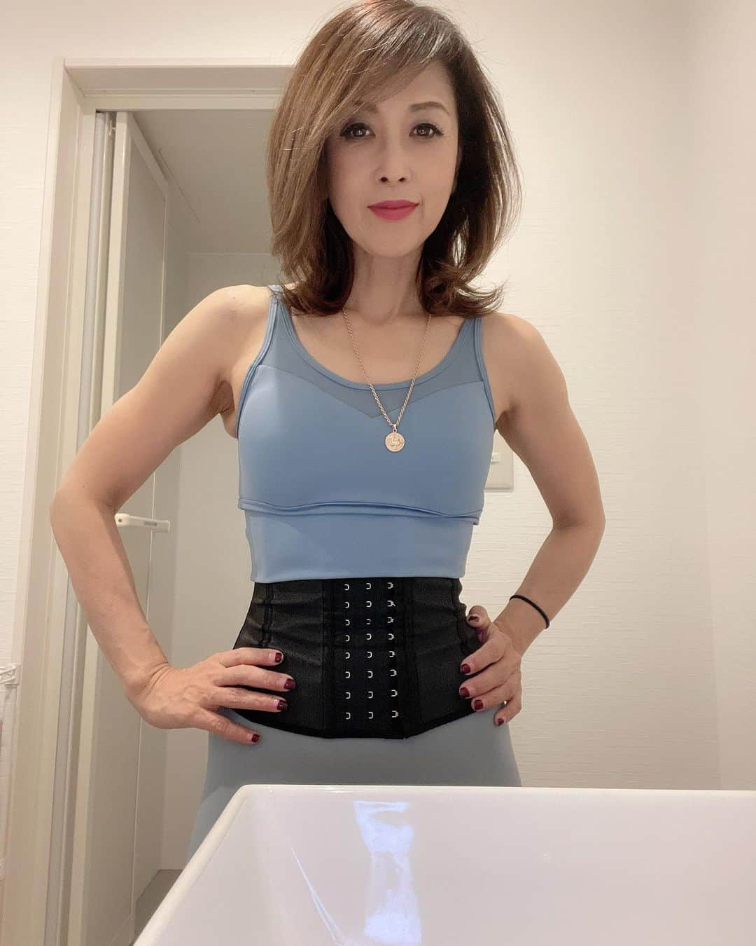 Naoko（なおこ）さんのインスタグラム写真 - (Naoko（なおこ）Instagram)「🏋️ 🏋️ 🏋️ HOUSEセレクションの 中に なぜか ホワッツゴーインオン♫ が。 タイムスリップなおこは、 脳内元カレで🧠 筋トレしましたとさ🤨 . . センチメンタル トレーニング😬 . . オィっ😤 . #筋トレ男子#筋トレ女子#筋トレ女子と繋がりたい #筋トレ好きと繋がりたい#美ボディ#筋トレダイエット#くびれ#美魔女#50代ダイエット#50代トレーニング #フィットネスウェア#美尻  #アラフィフ#熊本#なおこ語録 #50代ファッション#valx筋トレ部#fitnesswear #gym#kumamoto #鹿児島#大分#福岡ジム#宮崎#長崎」2月25日 20時50分 - smile_naohibi