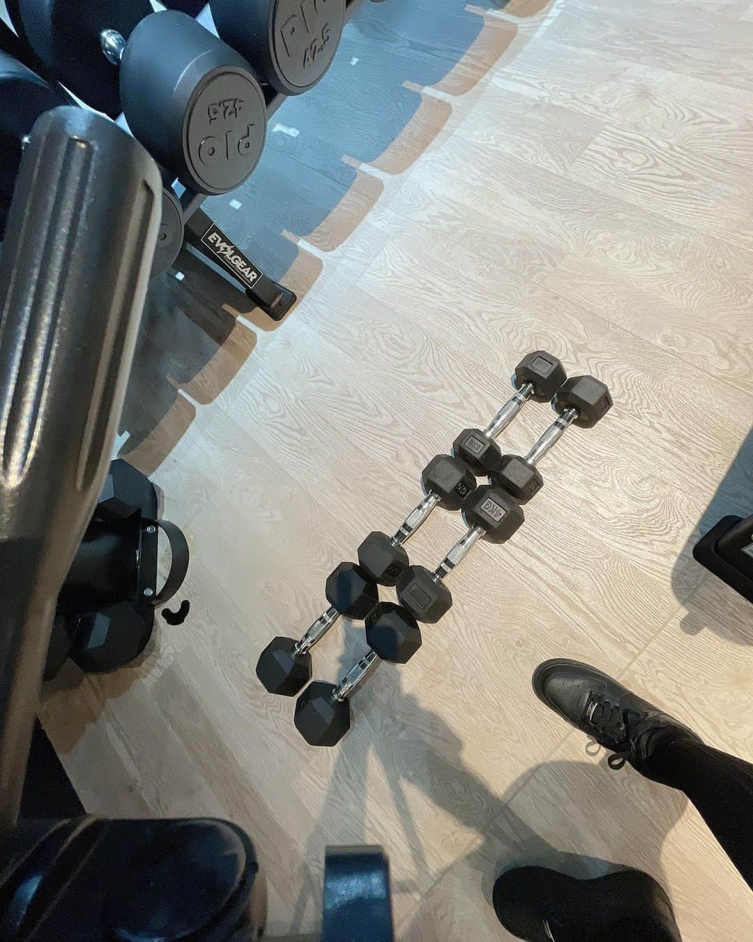 Naoko（なおこ）さんのインスタグラム写真 - (Naoko（なおこ）Instagram)「🏋️ 🏋️ 🏋️ HOUSEセレクションの 中に なぜか ホワッツゴーインオン♫ が。 タイムスリップなおこは、 脳内元カレで🧠 筋トレしましたとさ🤨 . . センチメンタル トレーニング😬 . . オィっ😤 . #筋トレ男子#筋トレ女子#筋トレ女子と繋がりたい #筋トレ好きと繋がりたい#美ボディ#筋トレダイエット#くびれ#美魔女#50代ダイエット#50代トレーニング #フィットネスウェア#美尻  #アラフィフ#熊本#なおこ語録 #50代ファッション#valx筋トレ部#fitnesswear #gym#kumamoto #鹿児島#大分#福岡ジム#宮崎#長崎」2月25日 20時50分 - smile_naohibi