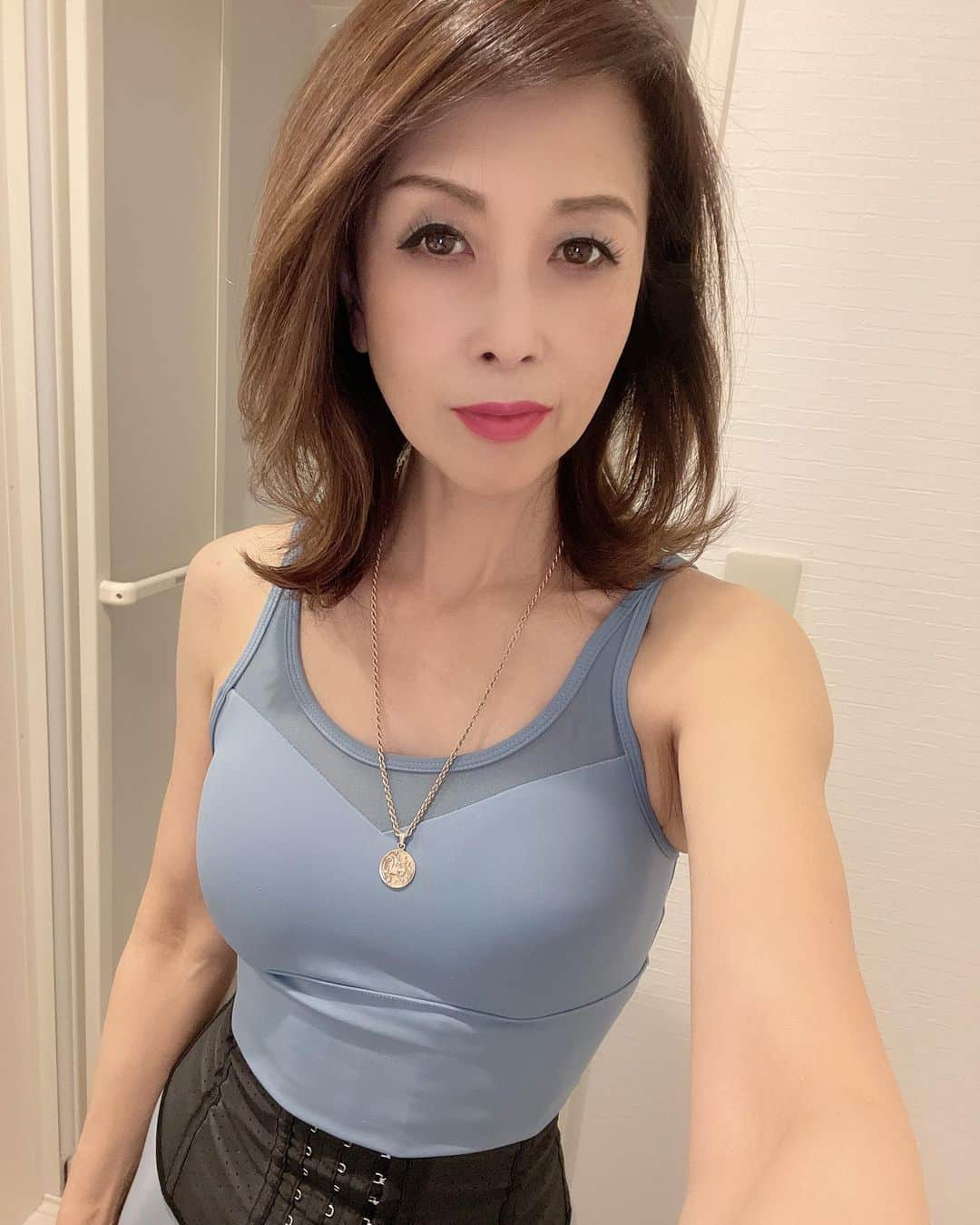 Naoko（なおこ）さんのインスタグラム写真 - (Naoko（なおこ）Instagram)「🏋️ 🏋️ 🏋️ HOUSEセレクションの 中に なぜか ホワッツゴーインオン♫ が。 タイムスリップなおこは、 脳内元カレで🧠 筋トレしましたとさ🤨 . . センチメンタル トレーニング😬 . . オィっ😤 . #筋トレ男子#筋トレ女子#筋トレ女子と繋がりたい #筋トレ好きと繋がりたい#美ボディ#筋トレダイエット#くびれ#美魔女#50代ダイエット#50代トレーニング #フィットネスウェア#美尻  #アラフィフ#熊本#なおこ語録 #50代ファッション#valx筋トレ部#fitnesswear #gym#kumamoto #鹿児島#大分#福岡ジム#宮崎#長崎」2月25日 20時50分 - smile_naohibi