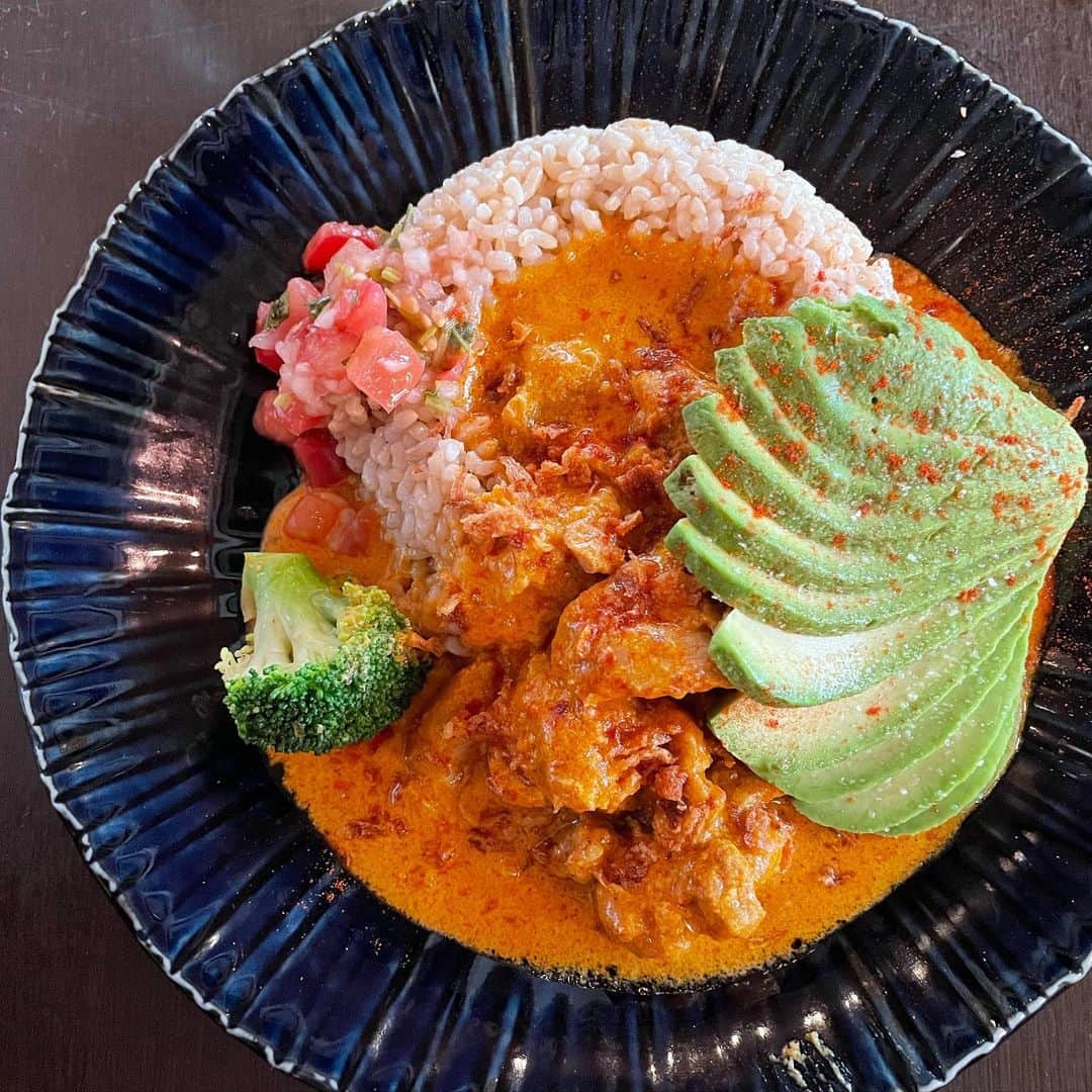 Rinkaのインスタグラム：「ここ最近で1番トキメキを感じたカレー🍛  アボガドの上に乗っている塩？がすっごくおいしくて虜になってしまいました チキンも柔らかくて相性抜群っ！ 推しカレーですっ！！  #レインボー高円寺 #高円寺グルメ #高円寺カレー #高円寺ランチ #高円寺 #カレー #カレーライス #アボカド #アボカドカレー #アボカドバターチキンカレー #バターチキンカレー #アボカドチキンカレー」