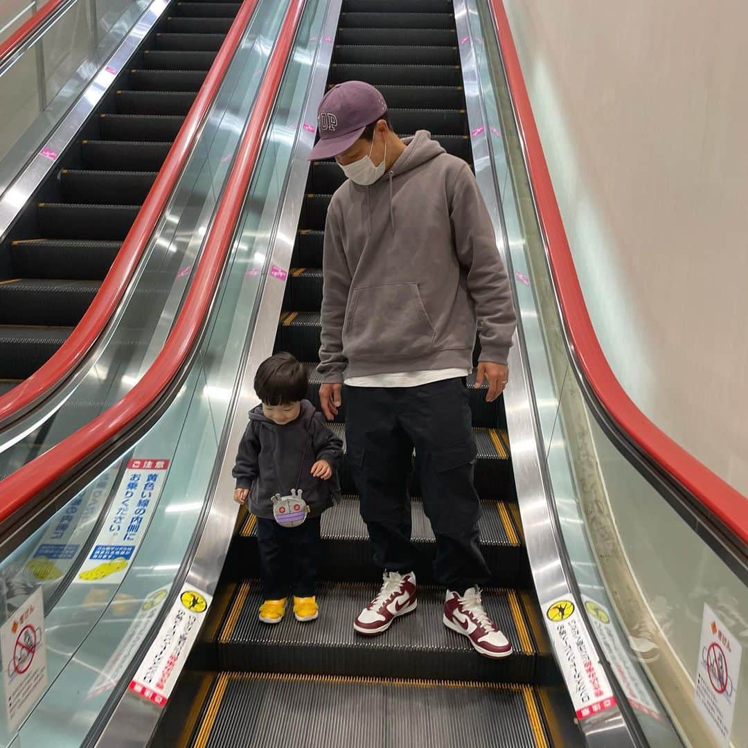 のインスタグラム：「・ エスカレーター大好き息子。 #poptradingcompany #gu #nikedunk」