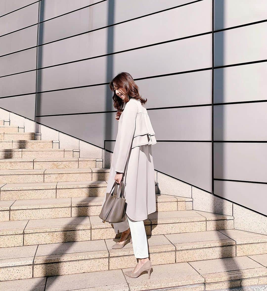 青山美沙子のインスタグラム：「#coordinate ♡﻿ ﻿ ﻿ ﻿ coat・・ @feerichelu @joint_space  knit・・ @zara﻿ pants・ @iena_jp  bag・・ @hermes﻿ shoes・・ @seven_twelve_thirty.official  ﻿ ﻿ ﻿ ﻿ ﻿ ﻿ 義母から褒められたフェリーシェルのコート♡﻿ 背中にフリルが付いているのだけど、派手すぎず、上品で可愛いと褒められたよ🥳﻿ ﻿ ﻿ ﻿ ﻿ 生地もしっかりしていて暖かいので今の季節にぴったり☺︎♡﻿ ﻿ ﻿ ﻿ ﻿ ﻿ ﻿ ﻿ 　　﻿ ﻿ #コーディネート#アラサーコーデ#アラサー女子コーデ#アラサーファッションコーデ#165cm#165cmコーデ#大人かわいいコーデ#大人可愛いコーディネート#スプリングコート#フェリーシェル #feerichelu #jointspace #pr#大人シンプルコーデ#ファッションコーデ#エルメスピコタン#エトゥープ#エトゥープゴールド金具#iena#IENA#ザラニット#zaraジョ#ベージュパンプス#ベージュコーデ#ベージュ好き#スウェードパンプス」