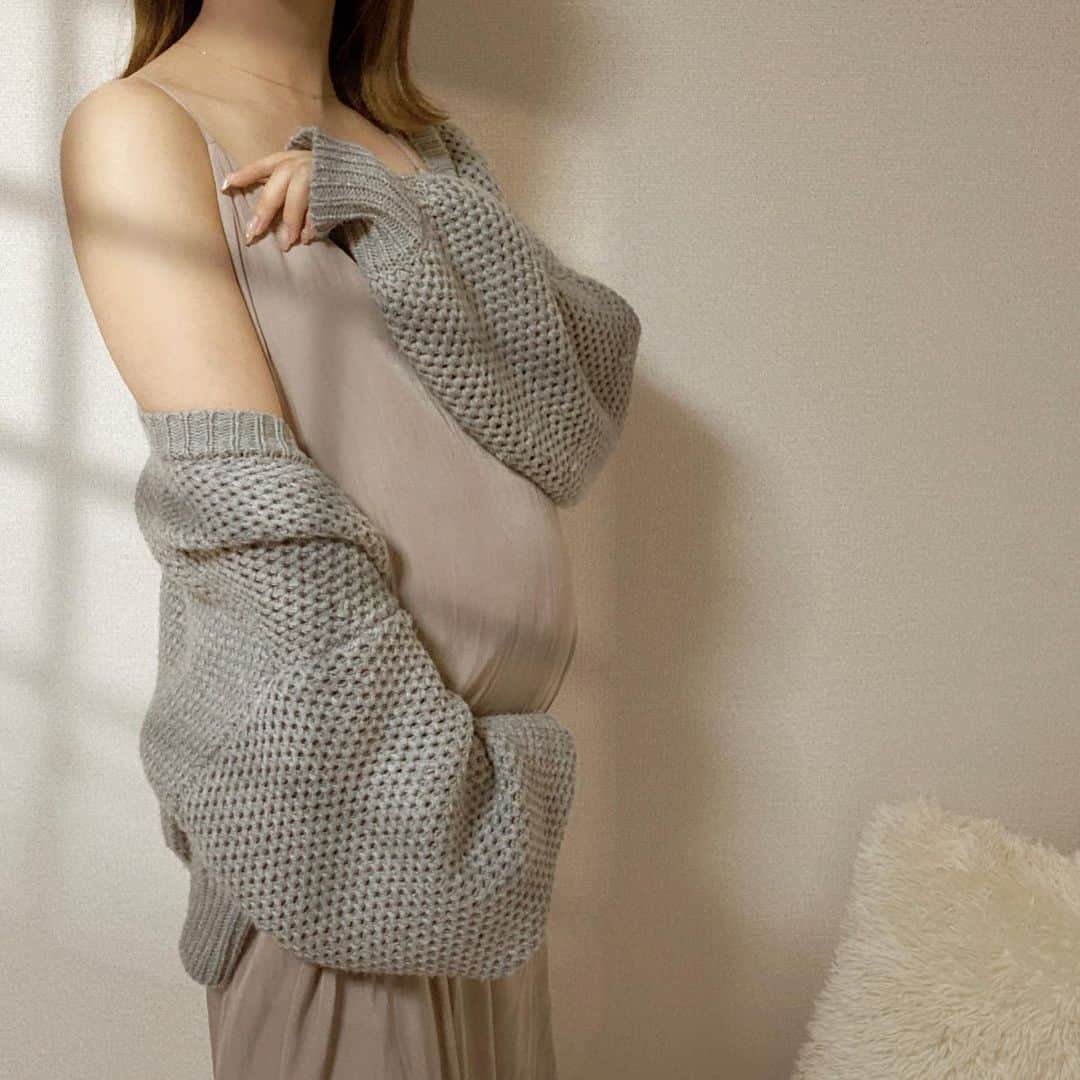山下愛実（まなみるく）のインスタグラム：「〜ご報告〜 . . .  この度、新しい命を授かりました👶🏻❤️  出産間近の報告になりましてだいぶお腹もポッコリ🤰🏼 そして、性別は女の子です👧🏻  ほんっとーーーに予想外の大変な事が沢山あって 妊娠生活中沢山乗り越えて来ました😂 だけどめちゃくちゃあっとゆうまに過ぎたな〜〜  ポコポコ胎動を感じれるマタニティライフもあと少しー！ 後は元気な子が産まれてくるのを願うのみです❤︎  #妊娠報告#妊娠#プレママ#マタニティ #セルフマタニティフォト」