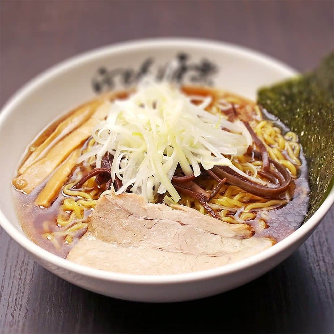 新横浜ラーメン博物館(ramen museum)さんのインスタグラム写真 - (新横浜ラーメン博物館(ramen museum)Instagram)「【ラー博クロニクル Vol.46】 日本には6,852の島があり、その内離島が6,847島あります。かねてから行くのが困難な離島に絶品ラーメンがあれば「島ラーメン」として面白いのではという構想がありました。何故ならば、離島には自然の恵みを受けた豊富な食材と、本土からの食材調達の困難さから独自の知恵や工夫が生まれるのではないかと思ったからです😎 そんな中、私たちが初めて利尻島にある味楽さんを訪れたのが、2015年の3月。厳密に言いますと、2014年の12月に行く予定だったのですが、稚内行きの飛行機が欠航になり断念しております。それ以外にも稚内から利尻島までのフェリーが欠航したこともありました。キャッチコピーは「日帰り不可能!日本一?行くのが困難な絶品島ラーメン」ですが、これは私たちが体験したことそのままコピーとしました。本店は11:30～14:00の営業時間ですので首都圏から日帰りはもちろん不可能ですし、ドアtoドアで8時間以上かかります。まさに私たちの「飛行機に乗らずとも全国･世界のラーメンが一か所で味わえる」というコンセプトにピッタリなお店です。そしてポイントは何と言っても「利尻昆布」です。日本三大昆布であり高級昆布としても知られている利尻昆布をふんだんに使用し動物系の旨味を加えたWスープに、注文毎に中華鍋で醤油ダレを焼いた「焦がし醤油」はまさに絶品です😀  【店舗データ】 北海道「利尻らーめん味楽」 創業:2007年 ラー博出店期間 2017年3月1日～ 次回はアメリカ･NY「YUJI RAMEN」さんです  Ramen Museum Chronicle Vol.46 There are 6,852 islands in Japan, of which 6,847 are remote islands. For a long time, I have had the idea that it would be interesting to create "island ramen" if there were excellent ramen on remote islands that are difficult to reach. We thought it would be interesting to create "island ramen," because we thought that the abundance of natural ingredients and the difficulty of procuring ingredients from the mainland would give rise to unique wisdom and ingenuity on the islands. It was in this context that we first visited Miraku on Rishiri Island in March of 2015. Strictly speaking, we were supposed to go there in December 2014, but we had to give up because our flight to Wakkanai was cancelled. Besides that, the ferry from Wakkanai to Rishiri Island was also cancelled. The catchphrase was "One day trip impossible! Japan's best? The catchphrase is "Japan's most difficult to get to island ramen. The main restaurant is open from 11:30 to 14:00, so of course it is impossible to make a day trip from the Tokyo metropolitan area, and it takes more than 8 hours to go door to door.   Shop Data Hokkaido "Rishiri Ramen Miraku Established: 2007 Opening period of Ramen Museum From March 1, 2017 Next time: YUJI RAMEN, New York, USA  #ラーメン #ラーメン部 #ラーメン倶楽部 #ラーメンインスタグラム #ラーメンインスタグラマー #ラー写 #ラー活 #麺スタグラム #麺活 #ラーメンパトルール #フードポルノ #麺スタグラマー #ラーメン博物館 #ラー博 #島ラーメン #利尻らーめん味楽 #焦がし醤油  #ramen #ramenmuseum #ramenlover #ramennoodles #ramenlife #ramenjapan #foodporn #foodie　#ラー博クロニクル」2月25日 20時54分 - ramenmuseum