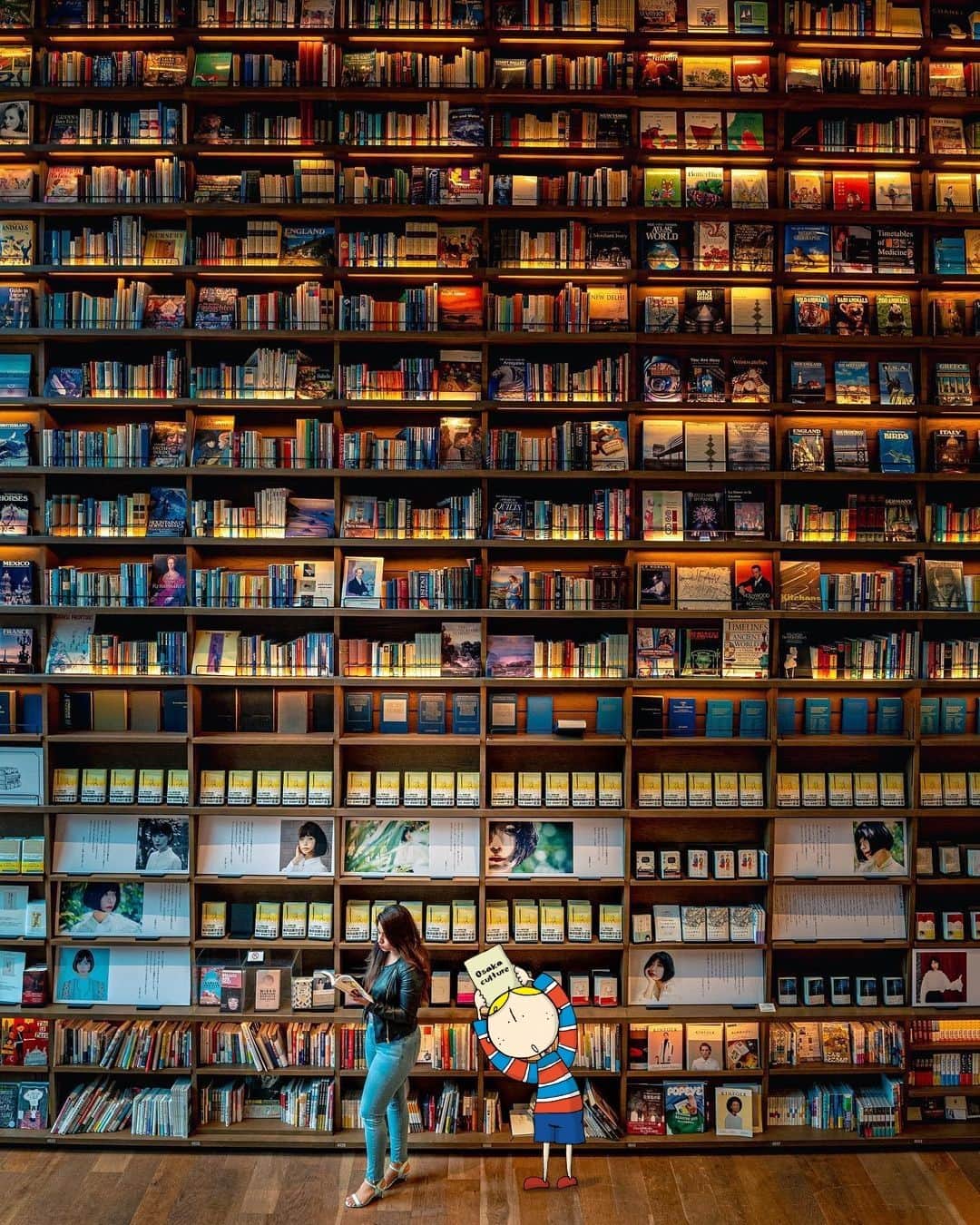 Osaka Bob（大阪観光局公式キャラクター）さんのインスタグラム写真 - (Osaka Bob（大阪観光局公式キャラクター）Instagram)「There's a sea of books at Hirakata T-SiTE📚 I've been doing a lot of reading when I #StayHome so it feels good to look at all the possibilities here♪   いろんなジャンルの書籍が揃う、枚方T-SiTEにきたよ📚 #おうち時間 に読みたい本をたくさん発見♪  —————————————————————  #maido #withOsakaBob #OSAKA #osakatrip #japan #nihon #OsakaJapan #大坂 #오사카 #大阪 #Оsака #Осака #โอซาก้า  #大阪観光 #sightseeing  #instagramable #bookstore #hirakata #photogenic_jp #枚方TSITE#フォトジェニックスポット」2月25日 20時56分 - maido_osaka_bob
