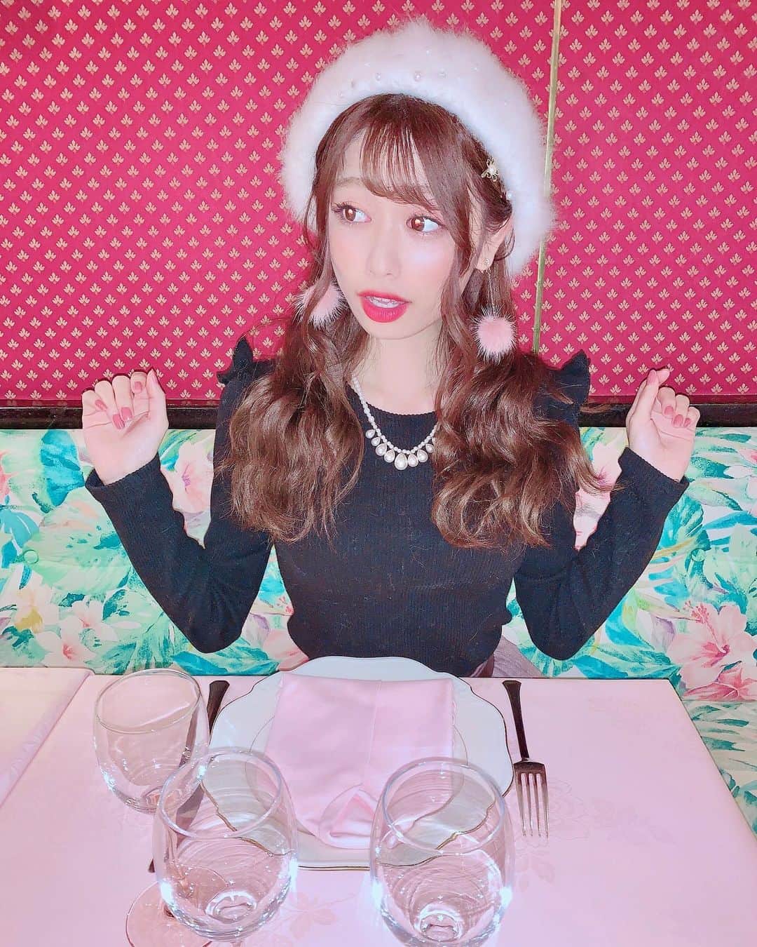 高橋里彩子さんのインスタグラム写真 - (高橋里彩子Instagram)「ラブレー💐﻿ ﻿ ﻿ 代官山と恵比寿の間にある「ラブレー」﻿ っていう女子会に大人気なフレンチレストランだよ〜♡﻿ ﻿ 代官山駅から徒歩3分、﻿ 恵比寿駅から徒歩5分というアクセス抜群な場所🌟﻿ ﻿ 知らないと通り過ぎちゃうようなところにあるよ🤣💗﻿ ﻿ 可愛いところだった(˶ᵔᵕᵔ˶)♡﻿ 女子会にピッタリ💗﻿ ﻿ 可愛いだけでなくお料理も美味でした😋✨﻿ ﻿ ワンコ店内OKで可愛くて美味しい﻿ 貴重なお店🌷﻿ ﻿ デザートワゴンからデザート選べるのも最高♥️﻿ ❤️﻿ ﻿ ﻿ ﻿ ﻿ #代官山ランチ #代官山ラブレー #コースランチ #お花がいっぱい #ラブレー  #恵比寿ランチ #代官山 #ラブレー代官山  #代官山カフェ #おしゃれカフェ #カフェ  #おしゃれカフェ東京 #恵比寿カフェ #可愛いカフェ #代官山グルメ #代官山 #恵比寿 #表参道 #恵比寿グルメ #渋谷カフェ #アフタヌーンティー #アフタヌーン ティー巡り #東京カフェ #恵比寿カフェ  #女子会コーデ #カフェ巡り #カフェ好きな人と繋がりたい #カフェ部 #フォトジェニックスイーツ #満開 #お花見  #ピクニック」2月25日 21時06分 - konkonwanwan