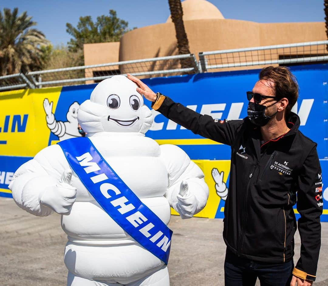 ジャン＝エリック・ベルニュのインスタグラム：「Meet my new friend BIB 😎 We are now working together! I am very proud to join the Michelin family   Je vous présente mon nouvel ami BIB avec qui je vais travailler cette saison! Je suis très fier de rejoindre la famille Michelin 💫  #MICHELINPilotSportEV #MichelinFormulaE #DrivingTheNext #JEV25 #BrandAmbassador 📷 @dppiimages / @germainhphoto」