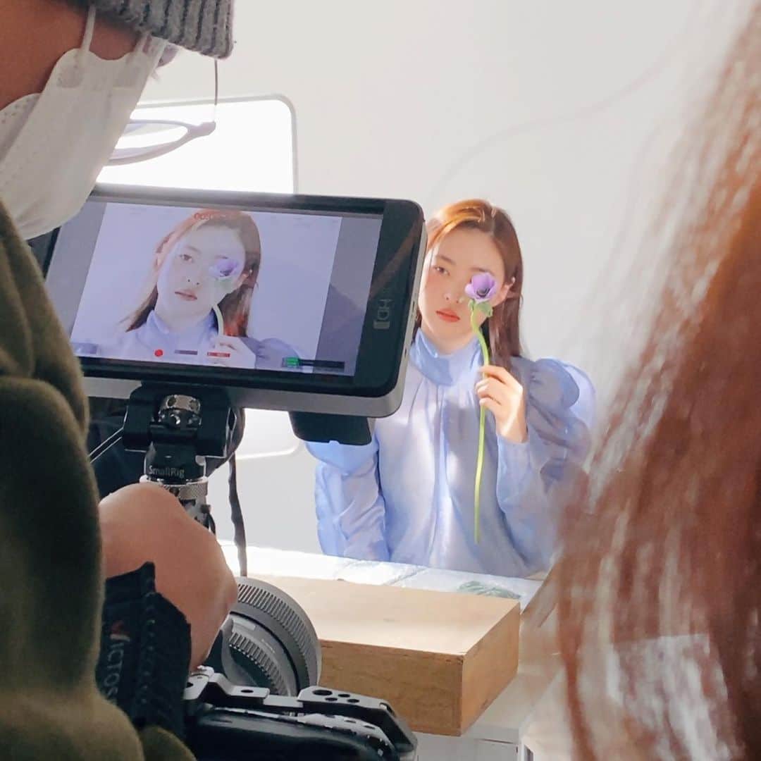 イ・ヨニのインスタグラム：「꽃과 함께. #THREE 🌷」