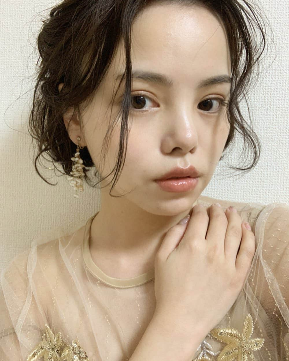 大津彩未のインスタグラム：「アレンジが嬉しくて 記念に頑張った自分撮り。。。 髪に金箔をつけてもらったの初めてでした。２枚めにちらっと見えるかな。。 ㅤ #ショートボブアレンジ  #ボブアレンジ  #おにちゃんありがとう #イヤリングはもう５年以上使っているvaloさんのものです #美容師さんって凄いです」