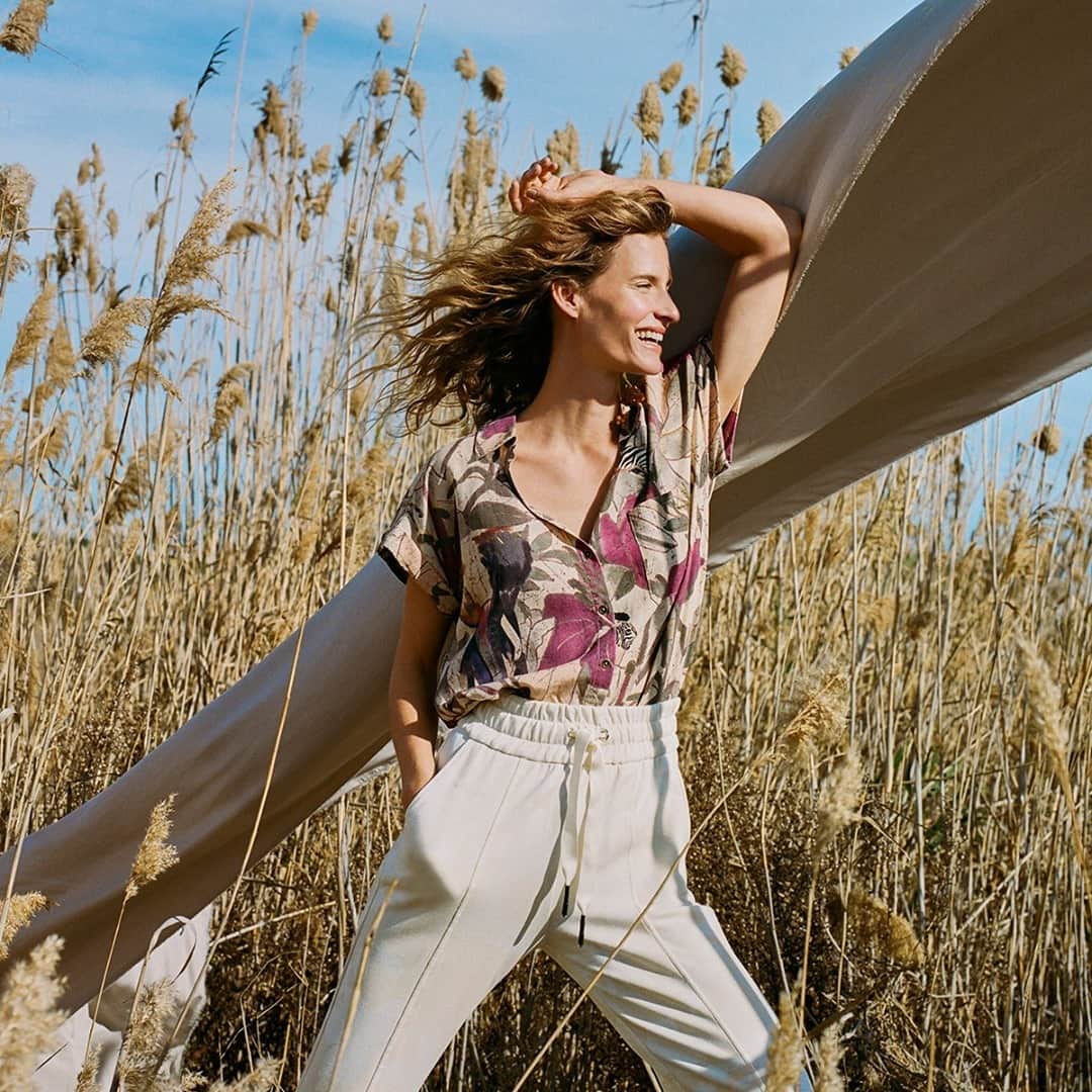 デシグアルのインスタグラム：「It’s 100% natural! Like feeling the wind on your face, like dressing sustainable looks as @claramas does 💚 #LoveTheWorld」