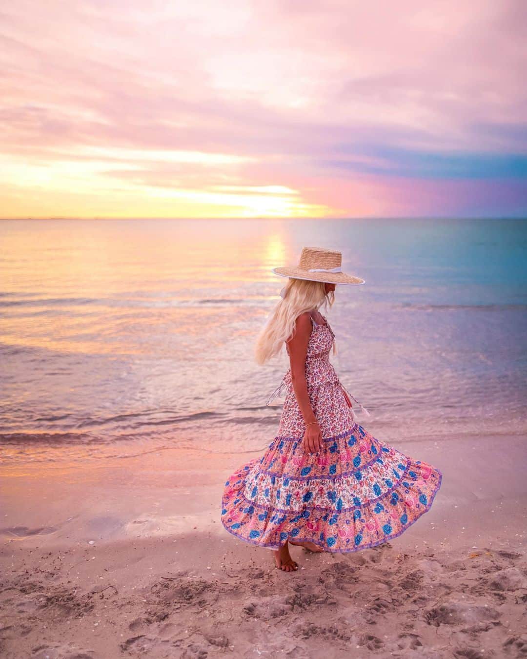 のインスタグラム：「Truly enchanted by this divine range of sustainable @arnhem_clothing 🧚   Many of you have been loving the #arnhemclothing styles I’ve been sharing so here is a 20% discount code HELEN20 for all full priced items from the Enchanted, Sunset avenue and Faith collections (link in bio) ✨runs until midnight Sunday 28th Feb. Tag your bestie and let them know ✨  Both my daughter Jade and I are so obsessed with these beautiful, easy to wear, high quality styles. What we love most is their commitment to sustainability, which is at the forefront of their ethos. Hope you find yourself some @arnhem_clothing treasures ✨🧚   📸 @bobbybense   #ecoarnhem #ad #bohostyle #sunsetpics #travelstyle #mermaidstyle #sustainable #bohodress #islandstyle #sustainableclothing #seeaustralia #seeperth #justanotherdayinwa #wanderoutyonder #fremantle #australia」