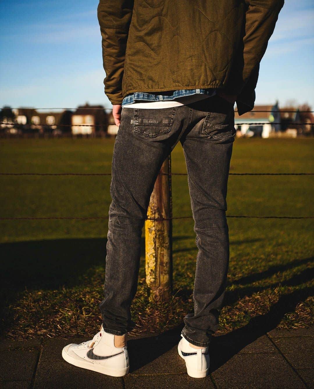 デンハムさんのインスタグラム写真 - (デンハムInstagram)「A modern take on the cult-classic skinny jeans, the BOLT. Inspired by three-year-old denim jeans from our @denham archives, we created a special wash pattern for these FREE MOVE Authentics. Featuring a medium-aged grey wash, with fading and whiskers, we added some light rip and repair details for a naturally worn-in finish.⁠ ⁠ #freemove #freemoveauthentics #stretchdenim #denham #denim #denhamthejeanmaker⁠」2月25日 21時00分 - denhamthejeanmaker