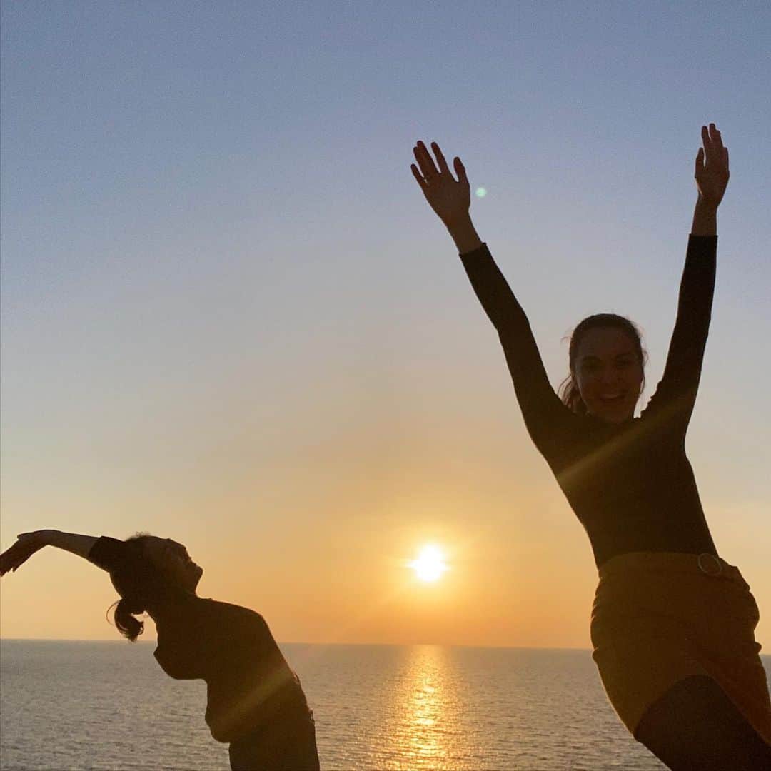 荒尾茉紀のインスタグラム：「ダンス教室に通い始めた成果を……ご覧ください😂Supported by Carollina✨  #malta #riviera #dance #sunset #マルタ島 #マルタ留学 #ダンス動画 #サンセット #リビエラ #」