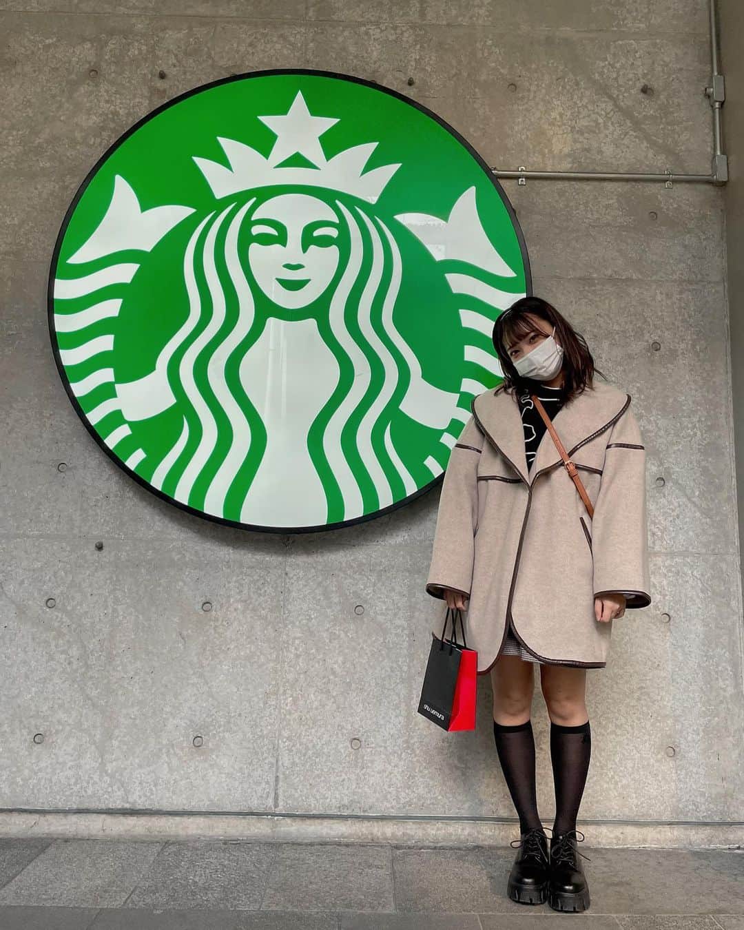 山田寿々のインスタグラム：「﻿ ﻿ 最近スタバ行くこと多い🤤🟢🟢﻿ ﻿ 大きい看板があったので撮りました﻿ 寒かったのでココア飲みました🖤﻿ ﻿ ちゃんちゃん♪﻿ ﻿ ﻿ #スターバックスコーヒー #スタバ  #bubbles #ootd #カチューシャ」
